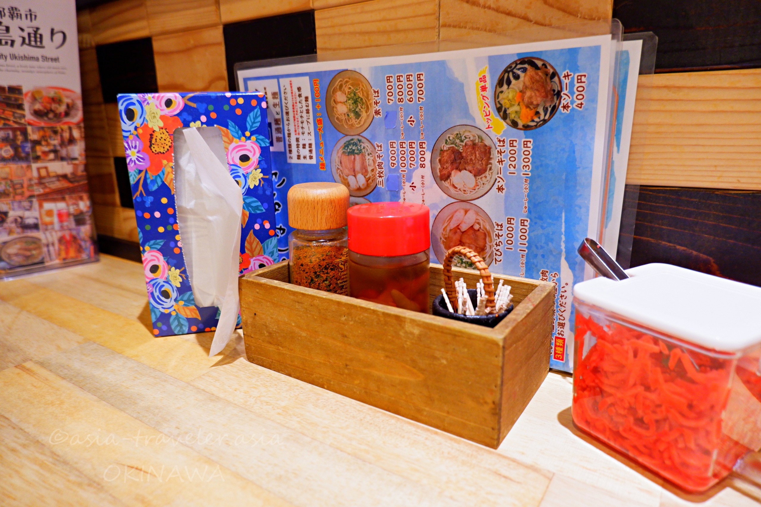 浮島BASEカウンターの卓上調味料と沖縄そばメニュー表
