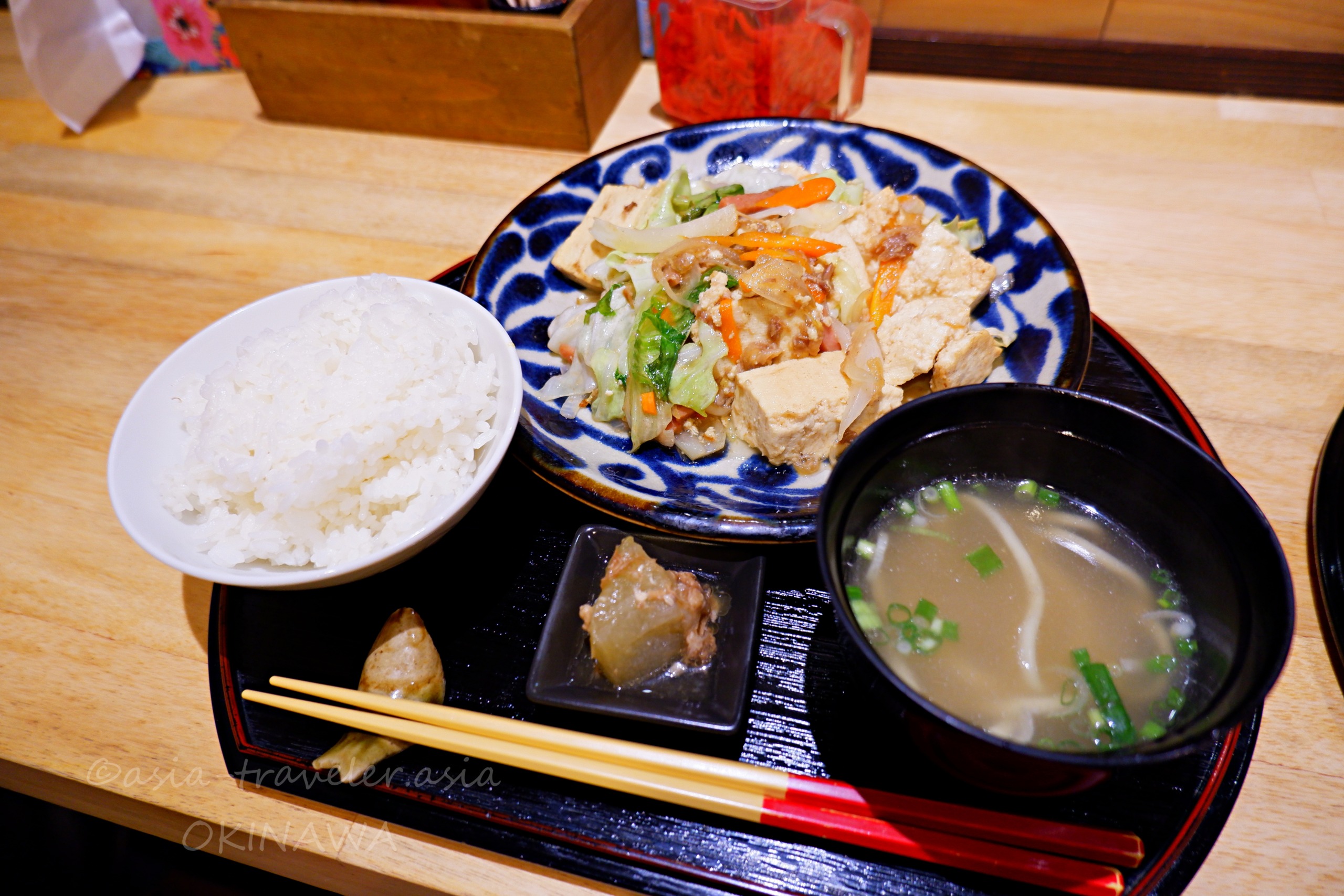 沖縄料理・豆腐ちゃんぷるー定食とみそ汁のセット