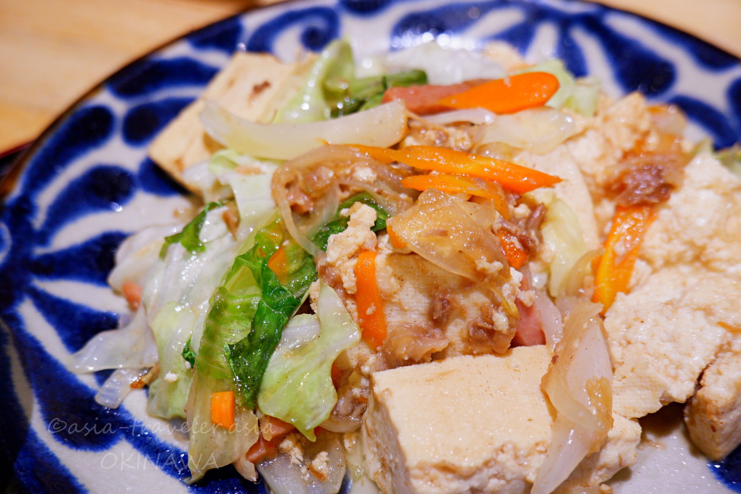 やちむんの皿に盛られた浮島BASEのとうふちゃんぷるー