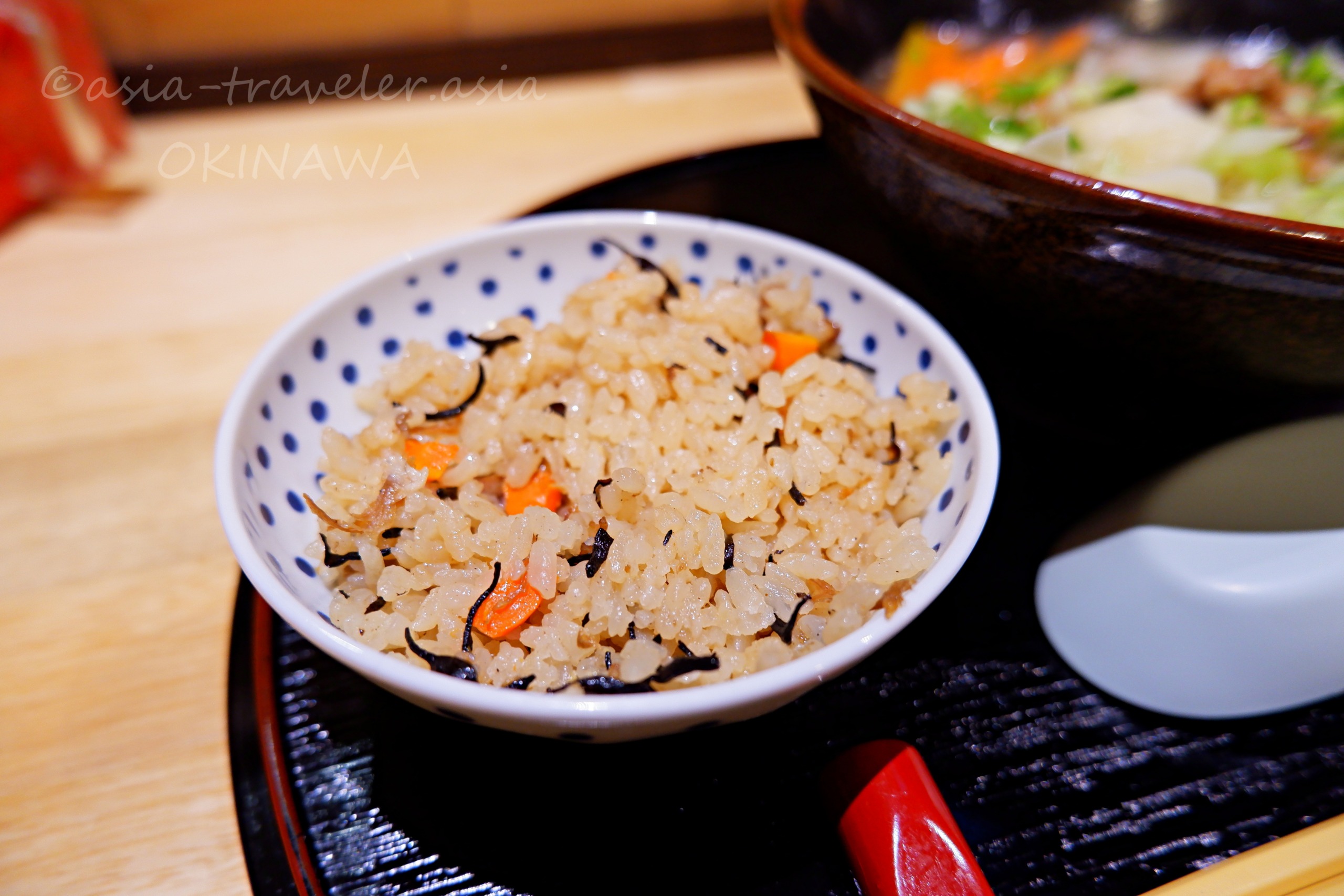 沖縄ジューシーがドット柄の茶碗に盛られた定食セット