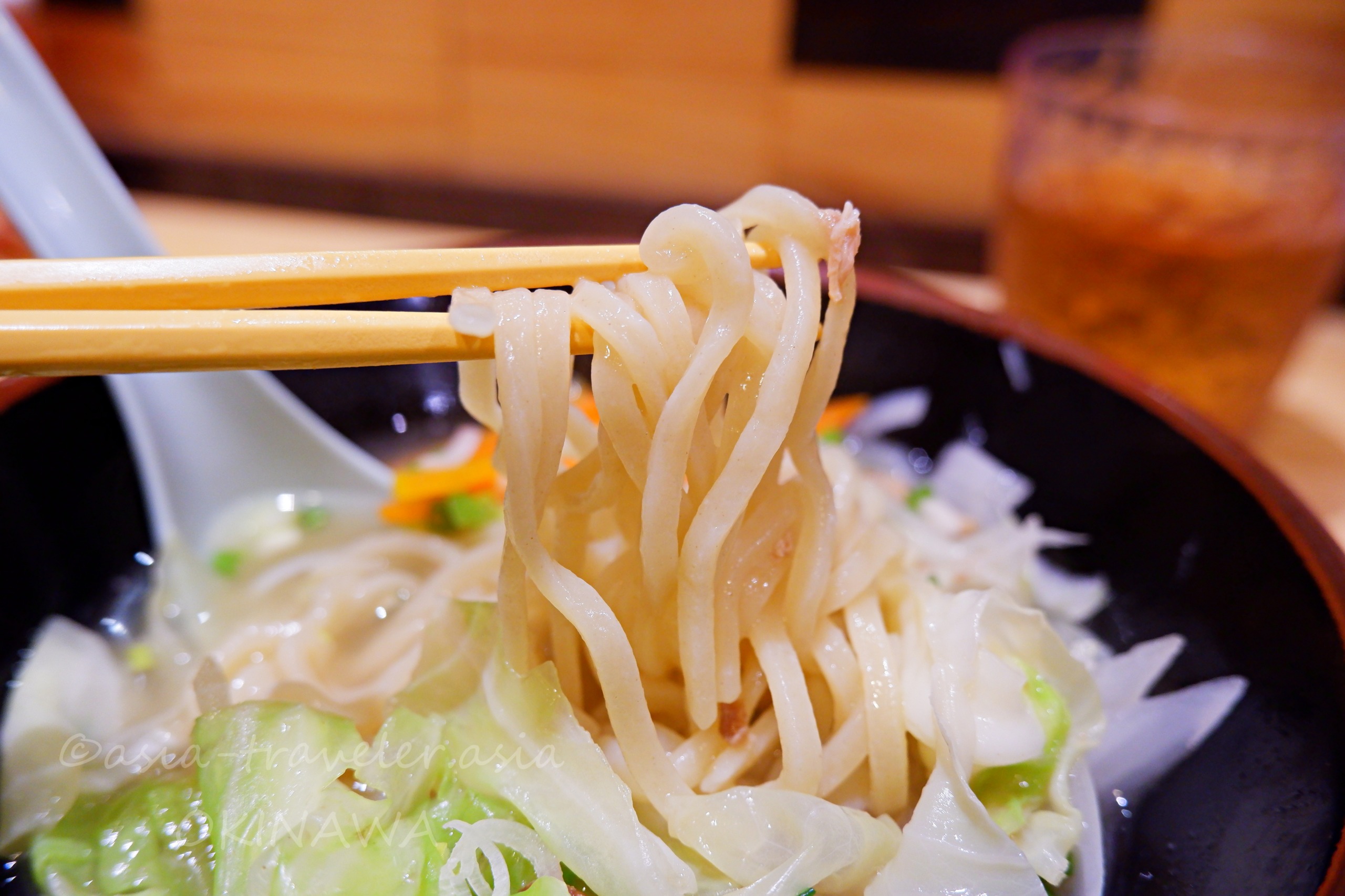 浮島BASEの野菜そば生麺を箸で持ち上げたアップ