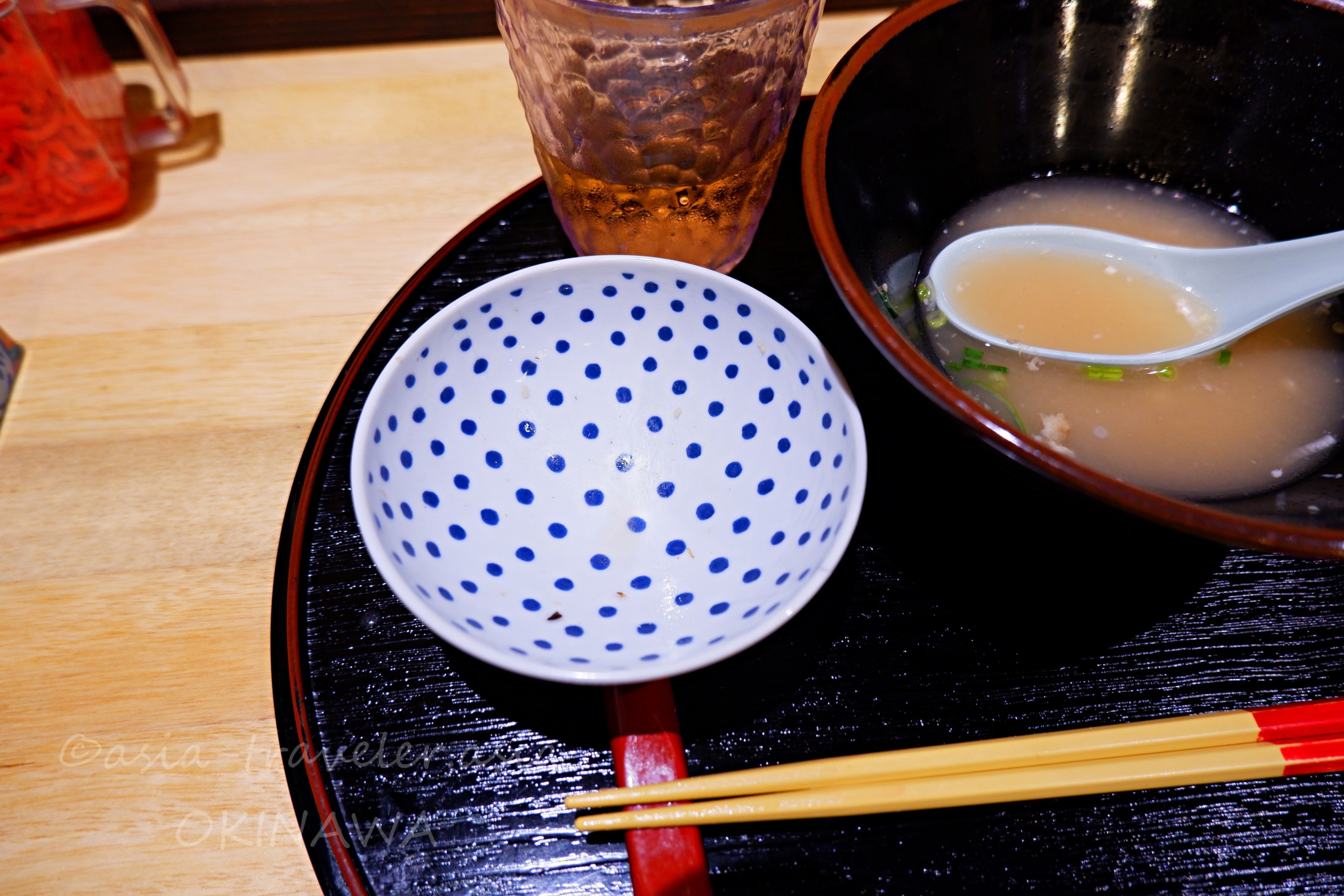 浮島BASEのドット柄茶碗と沖縄そばスープ