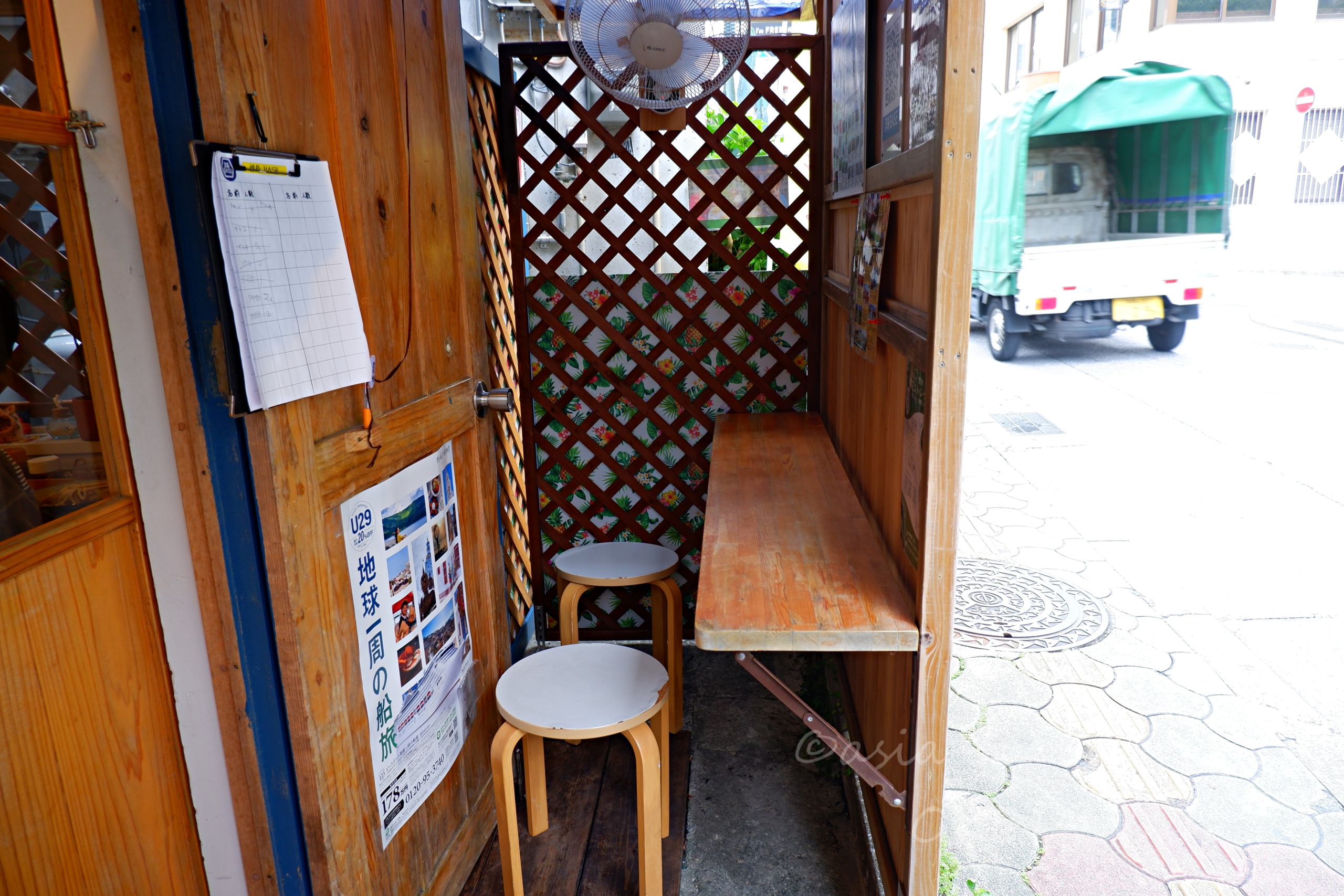 浮島BASEの路地沿いテラス席カウンター