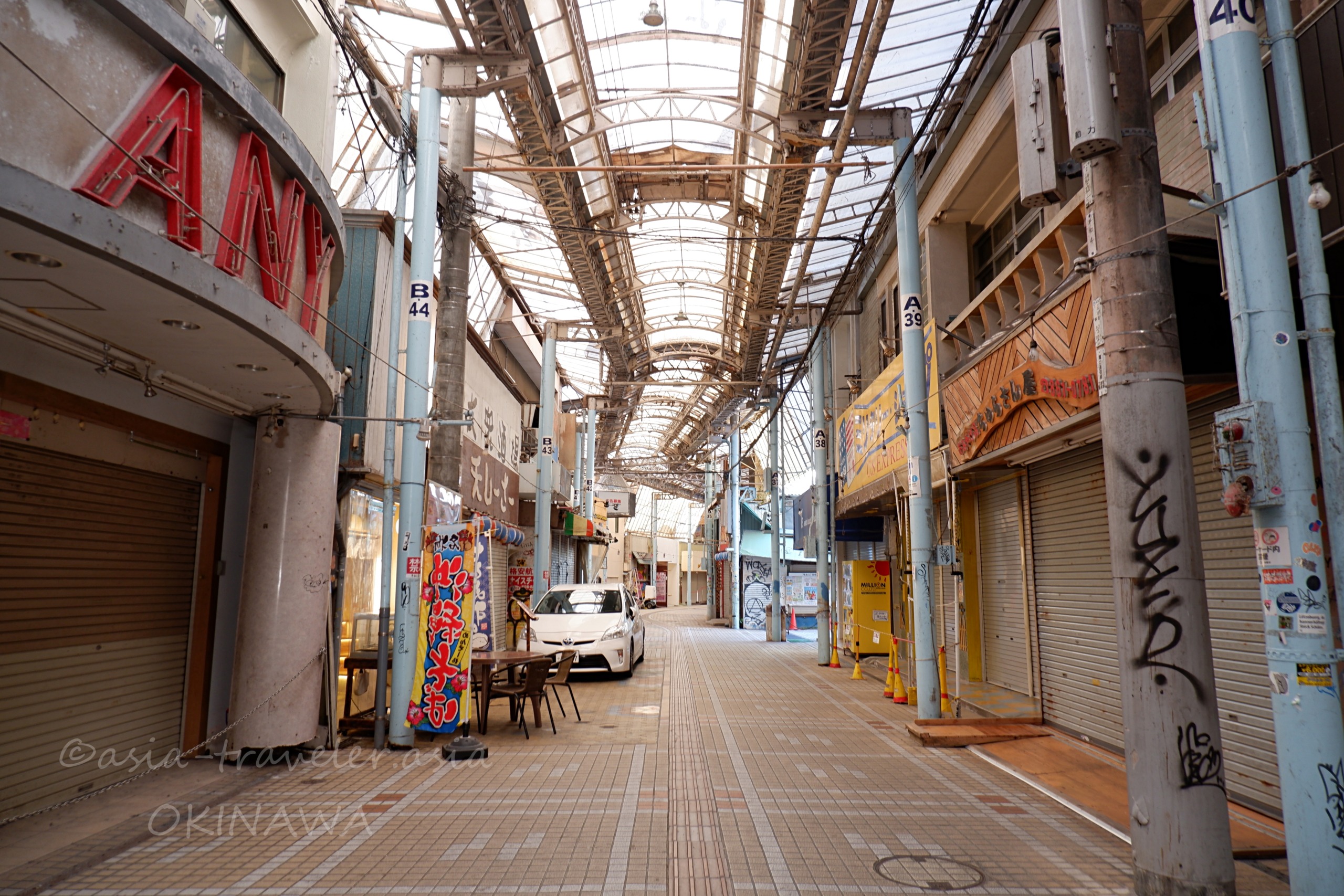 那覇・牧志のシャッターが目立つレトロなアーケード商店街