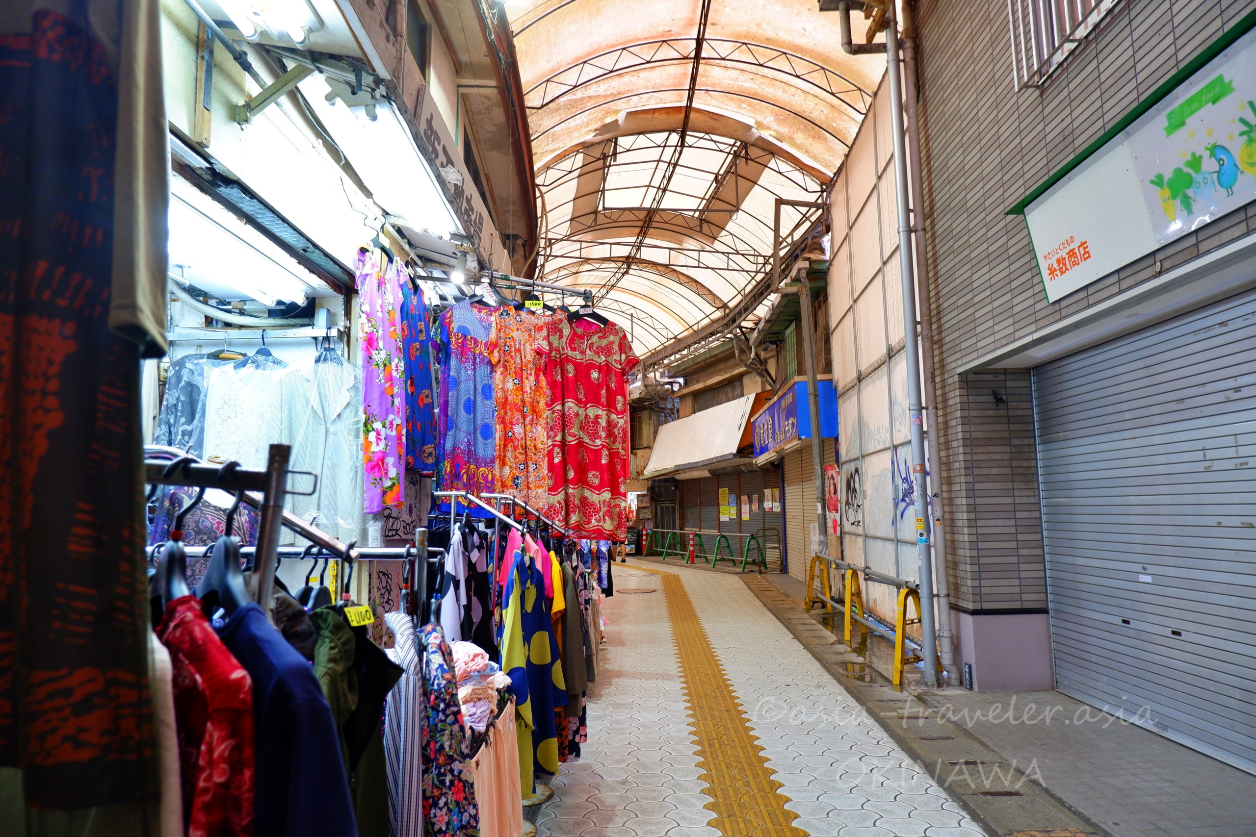 那覇・牧志アーケード商店街に並ぶカラフルな衣料品