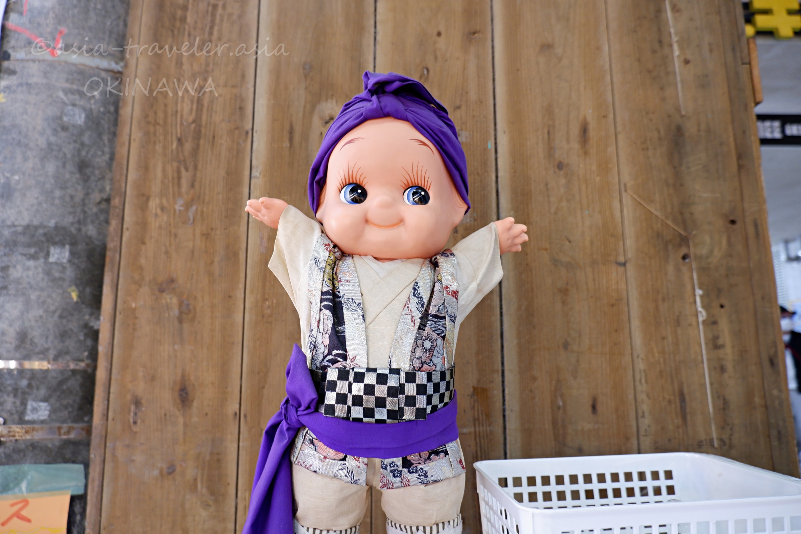 沖縄衣装を着たキューピー人形のディスプレイ