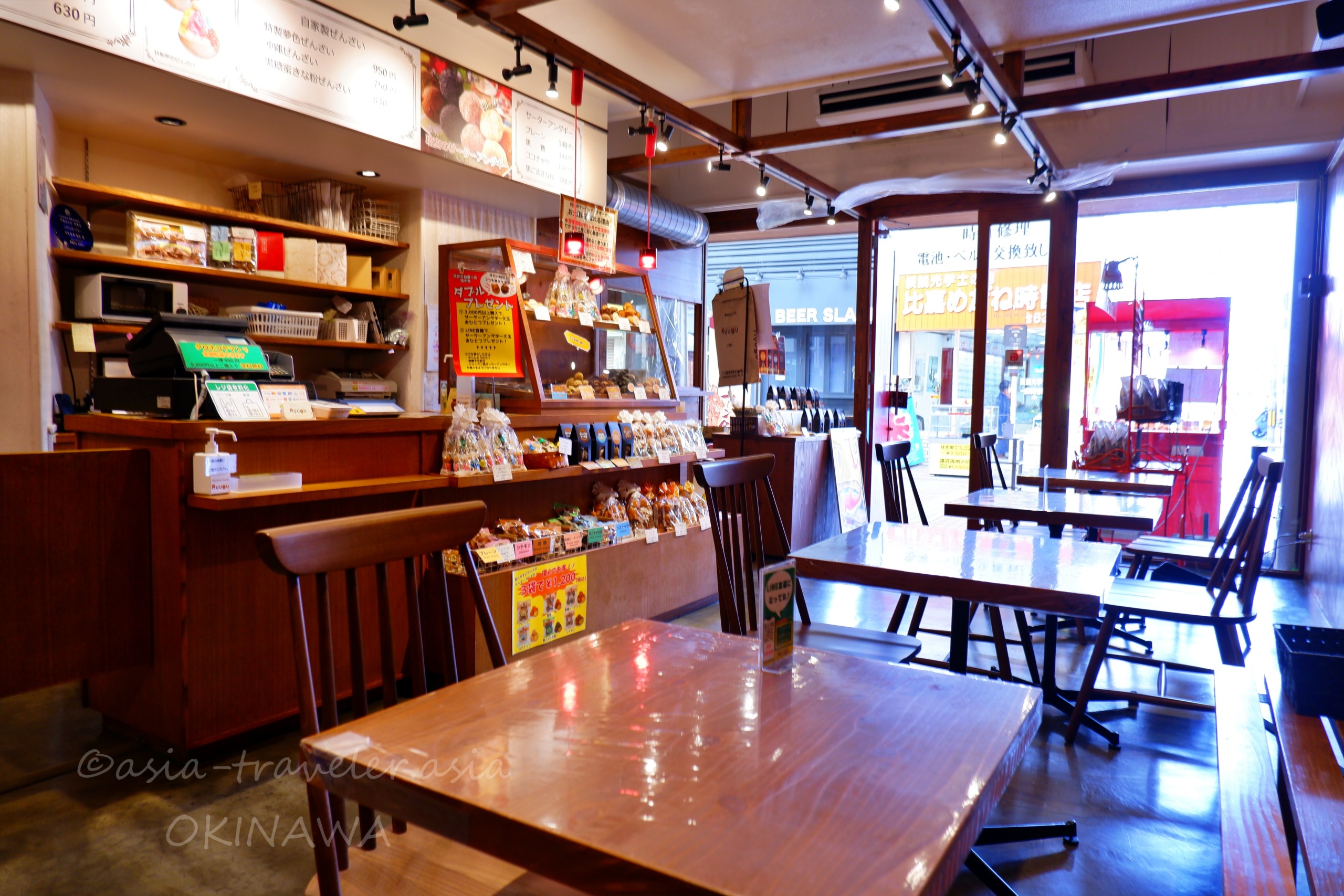 琉宮サンライズ店のダークブラウン木目調の落ち着いた店内