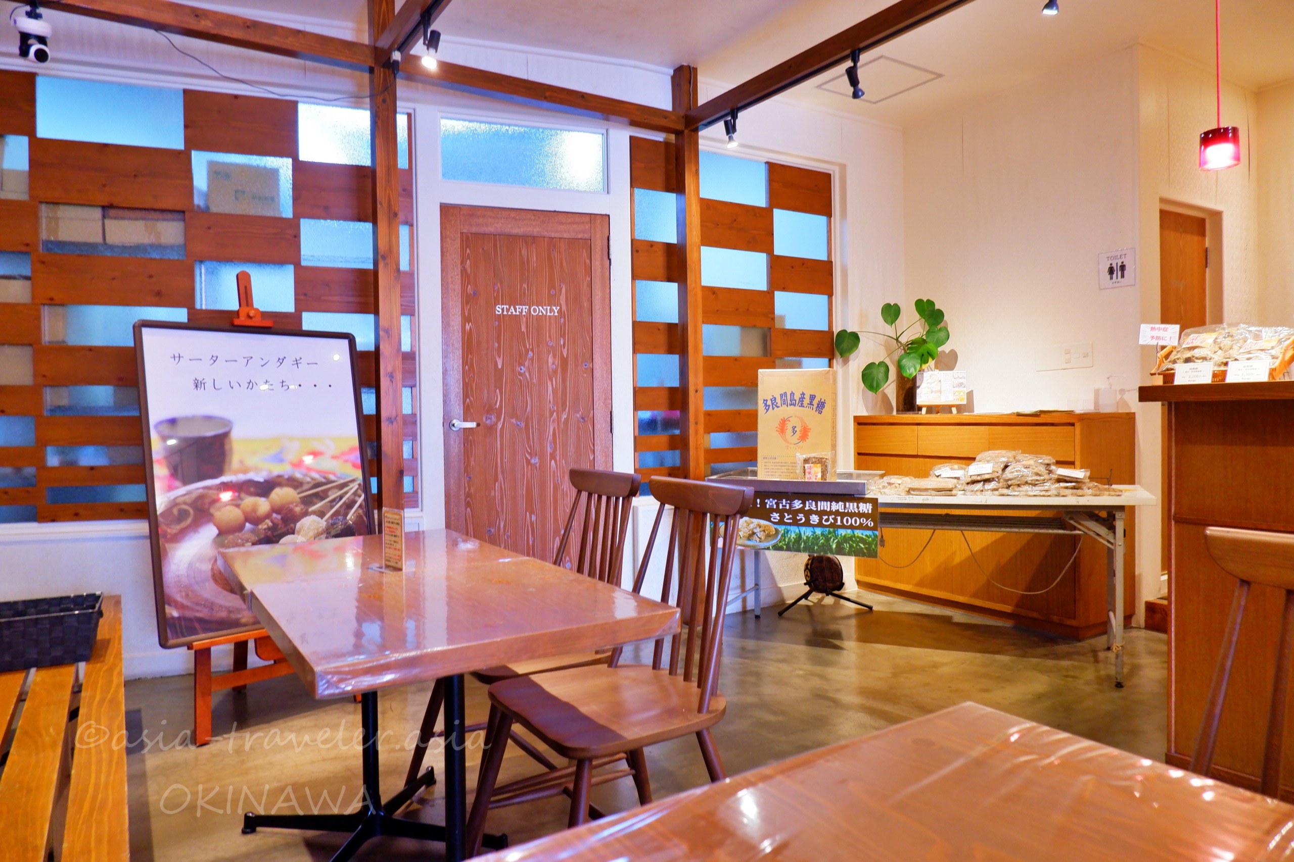 琉球菓子処 琉宮サンライズ店のウッド調の明るい店内