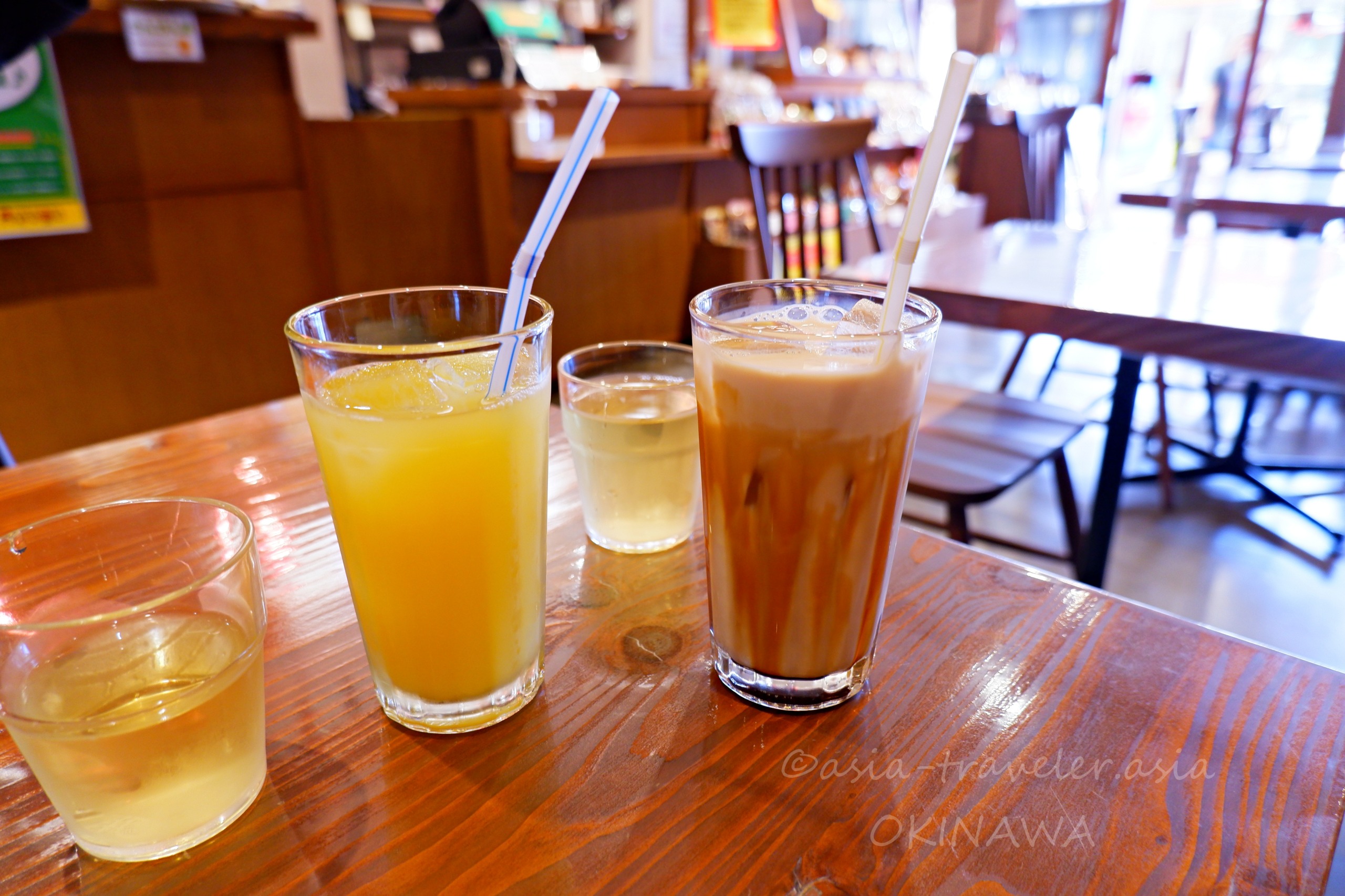 那覇・牧志カフェのパイナップルジュースと黒糖ミルク