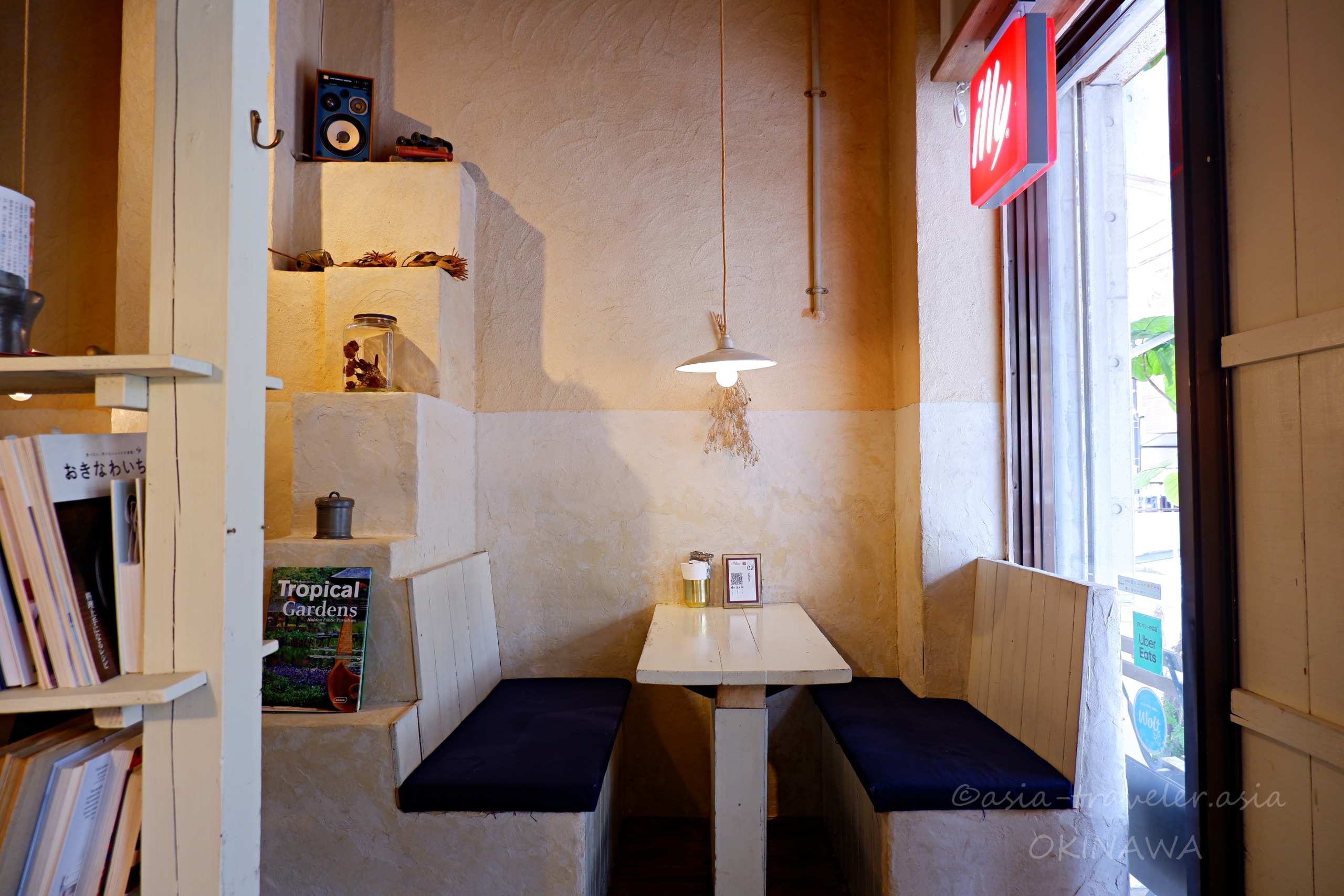 那覇カフネの白壁に囲まれたボックス席と吊り下げペンダントライト