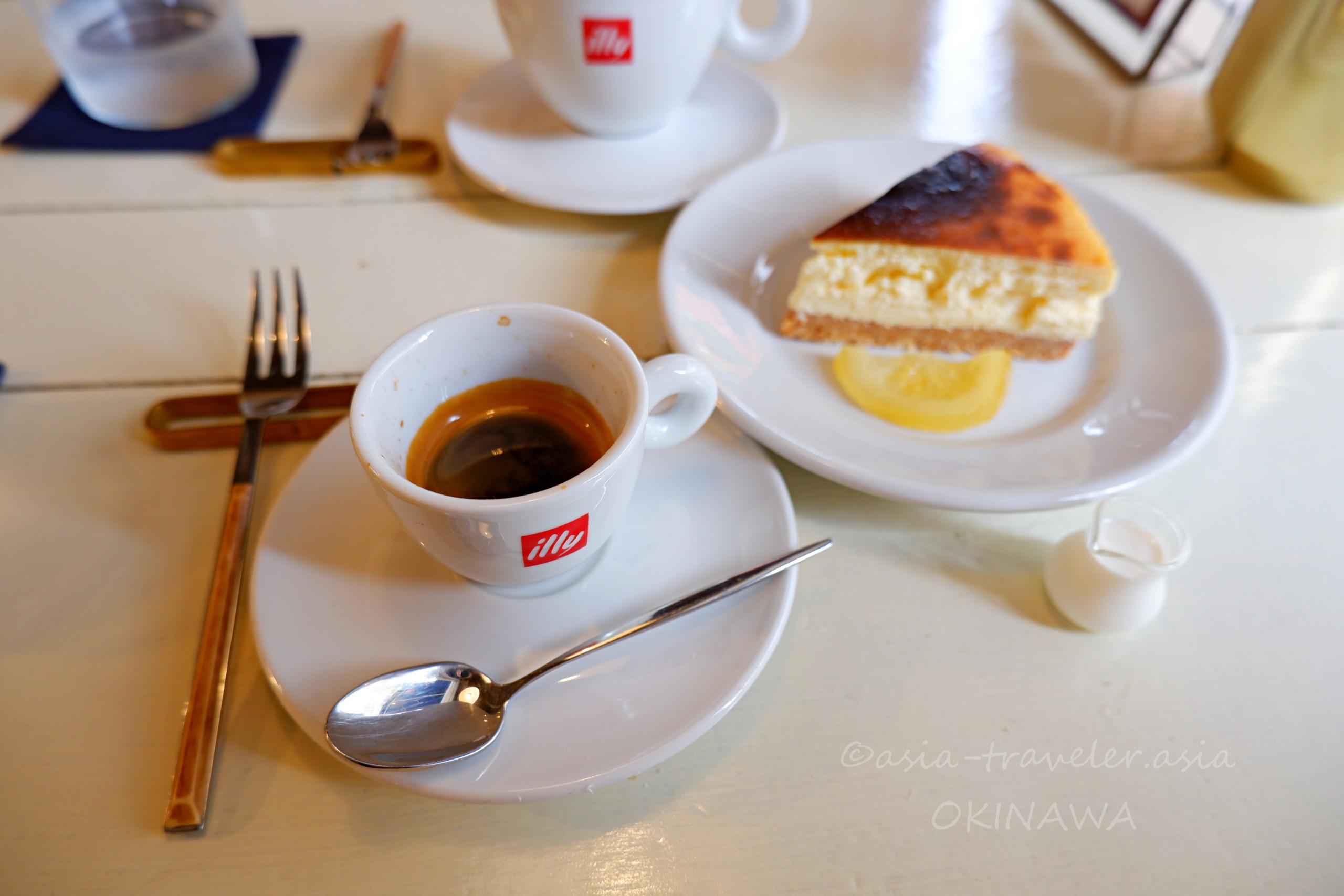 illyエスプレッソとバスクチーズケーキ、那覇カフネのカフェセット