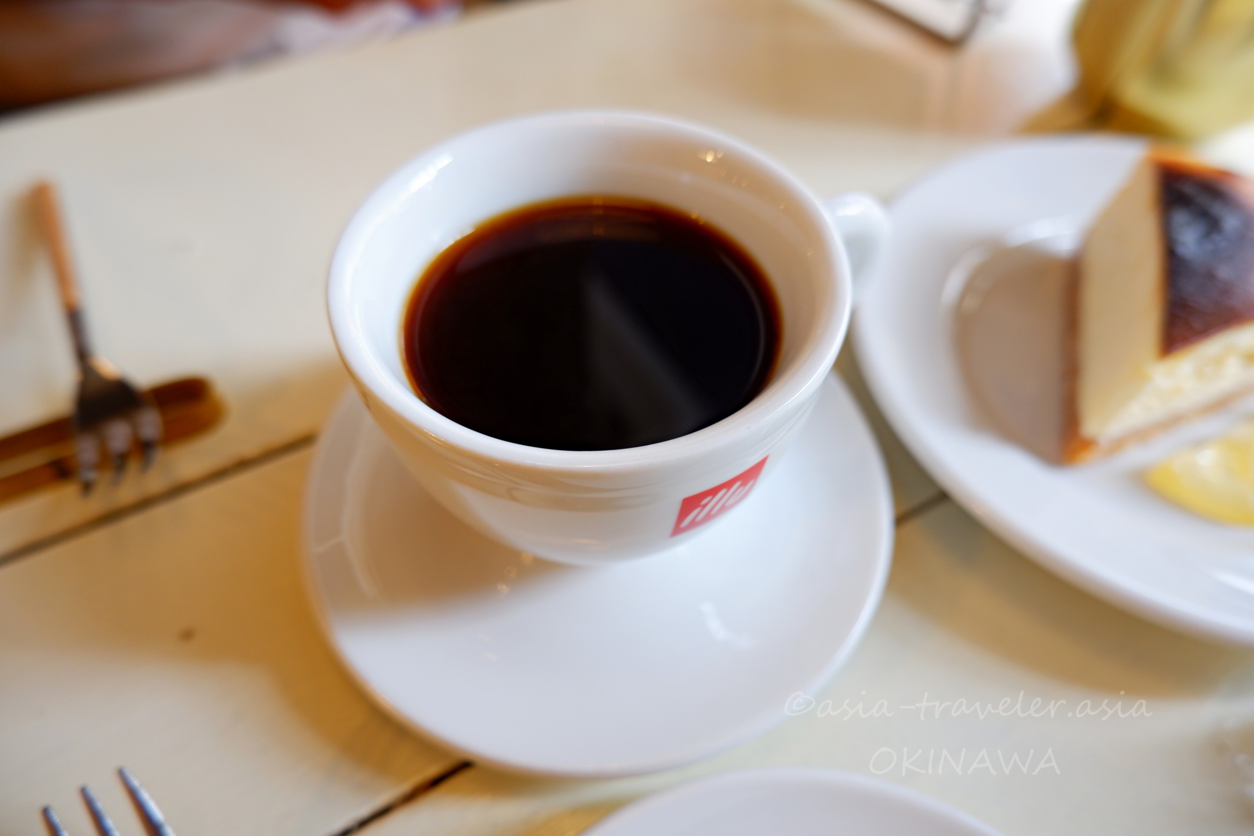 illyカップのアメリカーノとチーズケーキ那覇カフネ