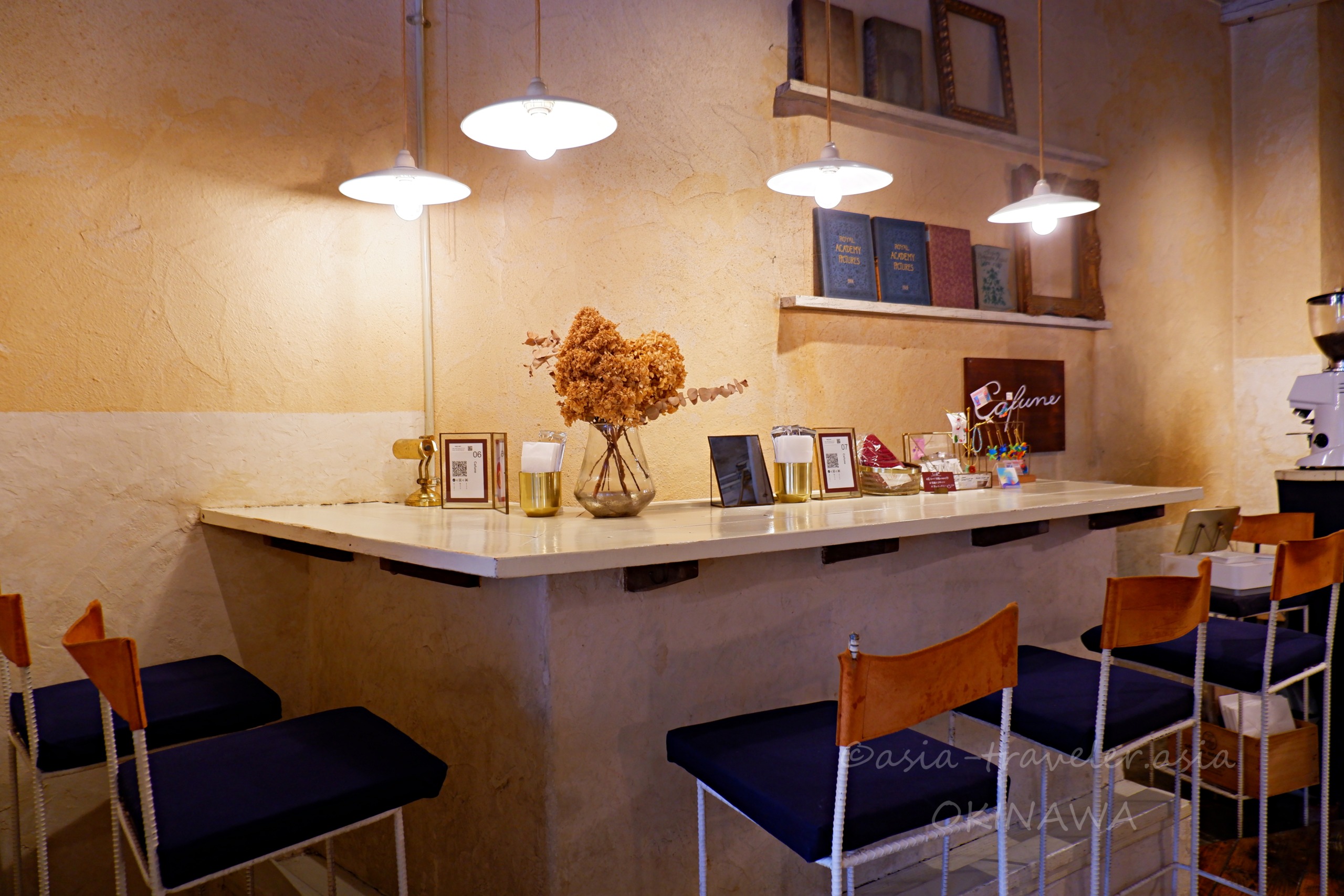 カフネのカウンター席と温かみのある照明