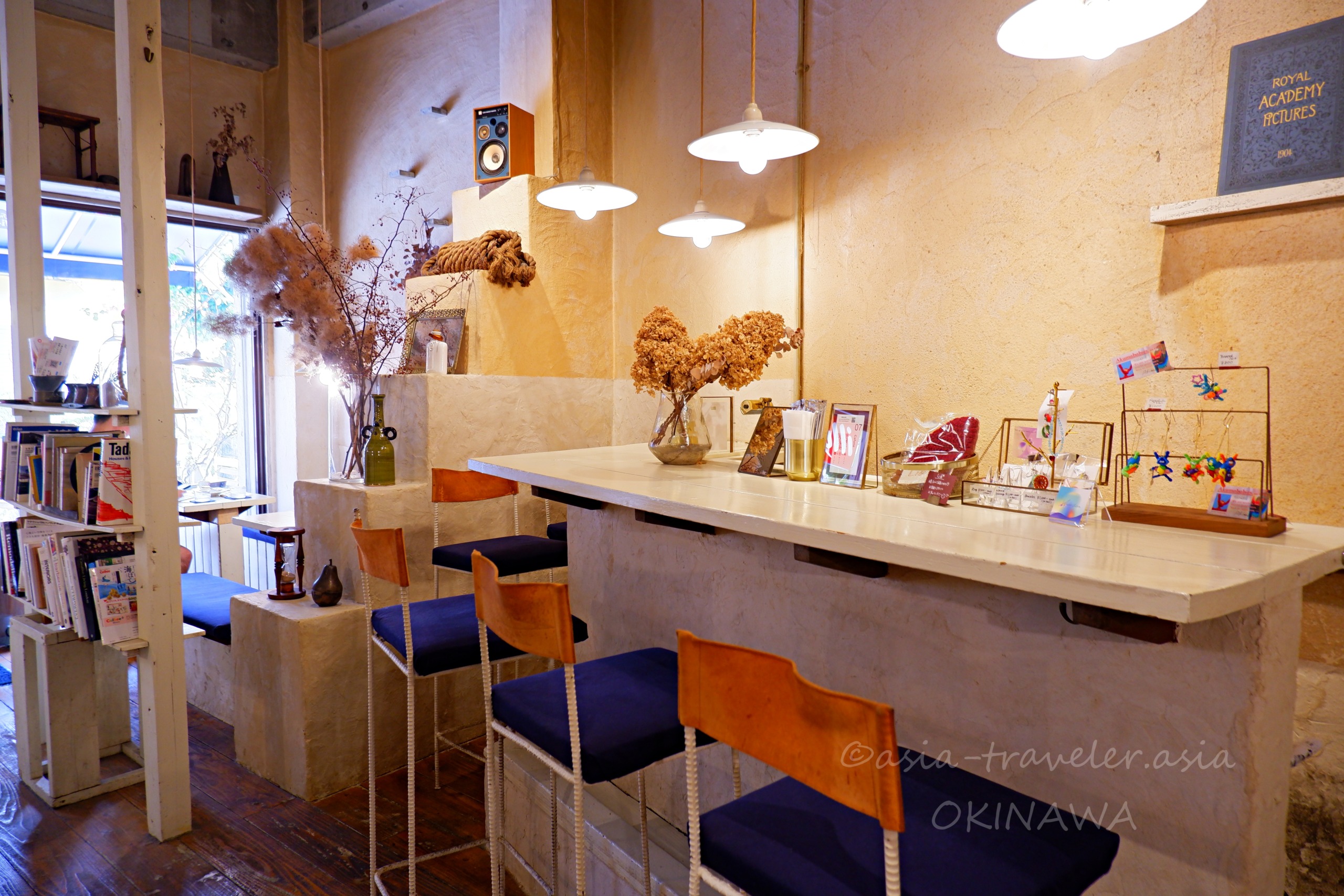 那覇・カフネのナチュラルテイストなカウンター席と店内インテリア