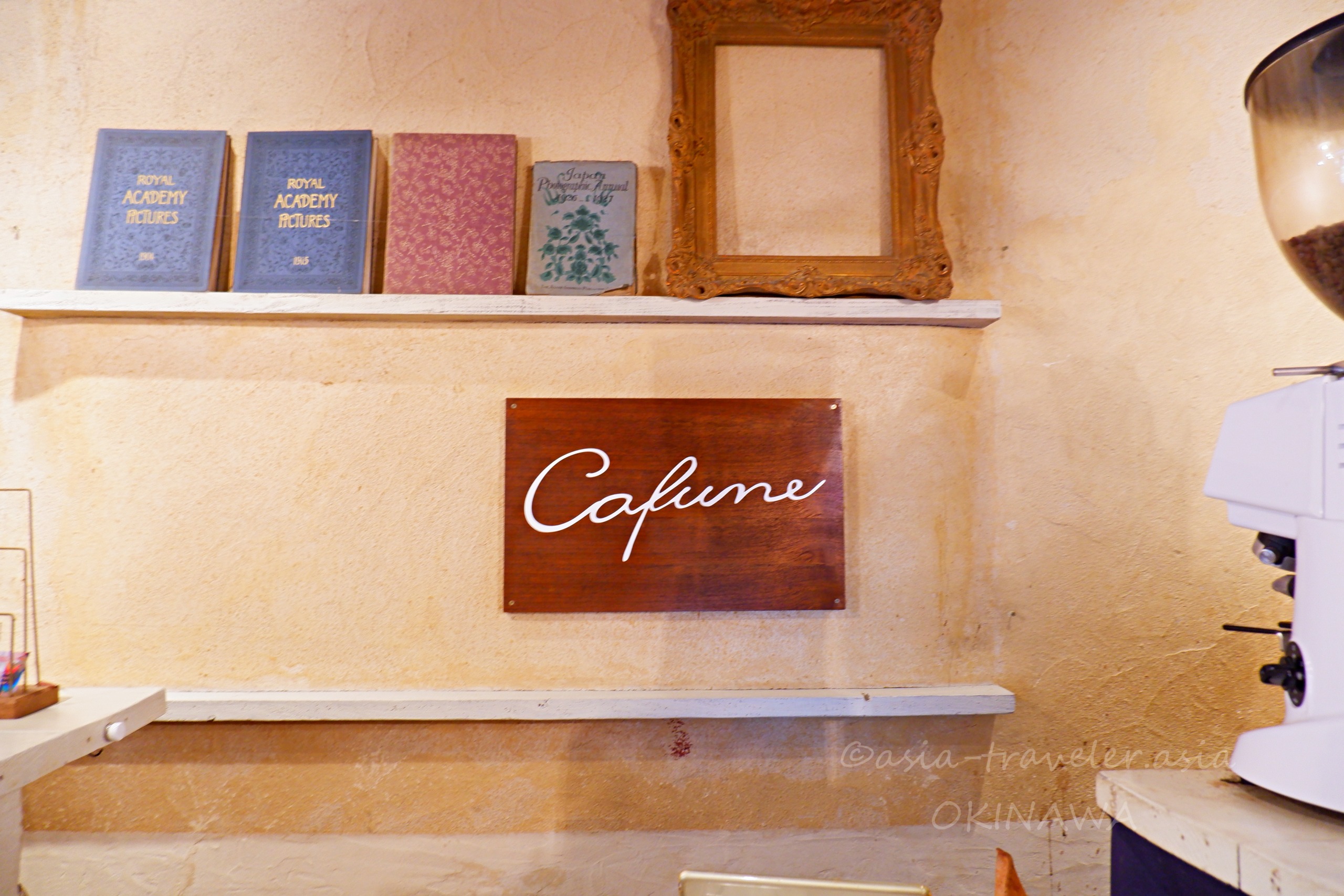 Cafuneの木製看板とアンティーク調の店内インテリア