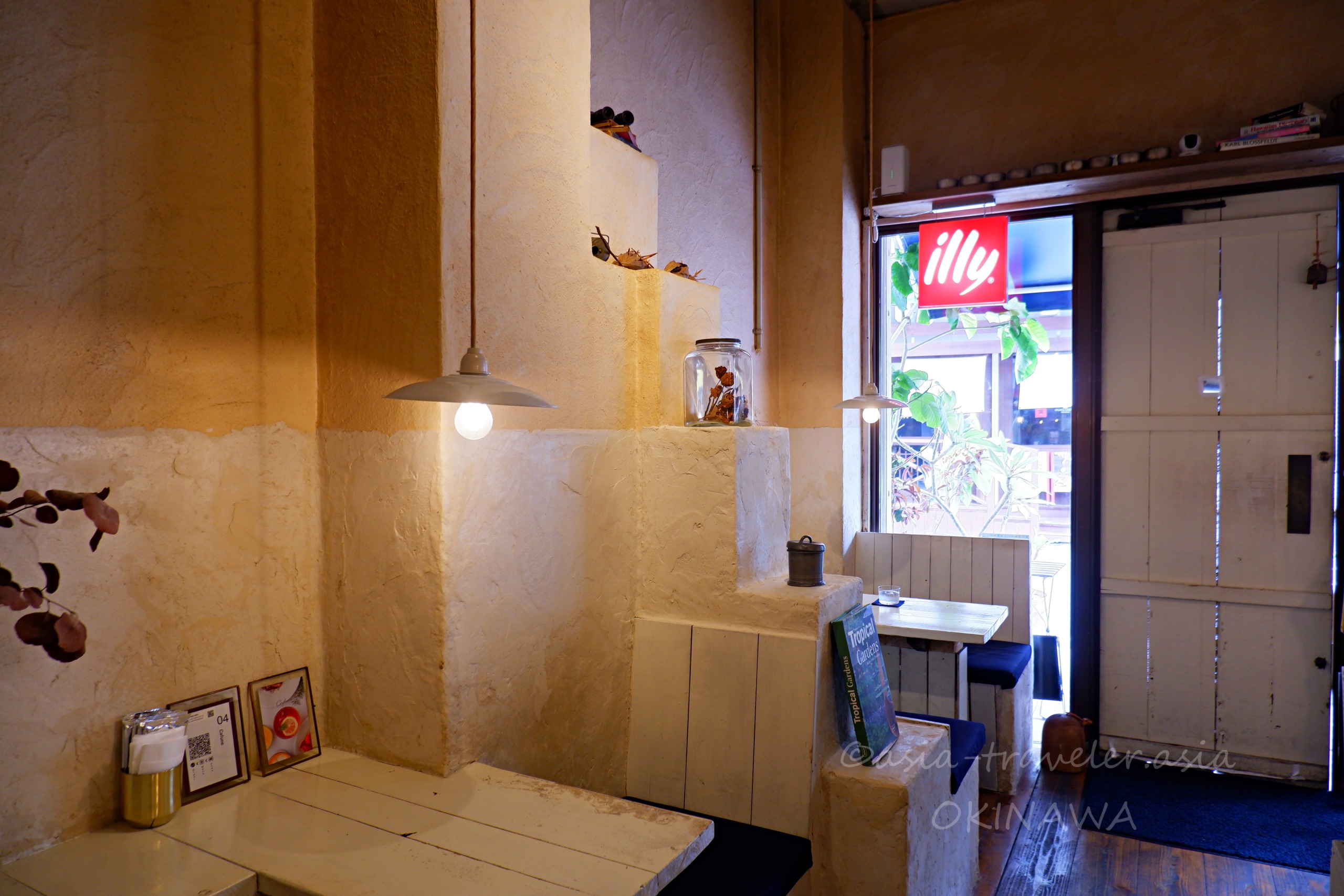 那覇・カフネのナチュラルな漆喰壁とilly看板が見える店内