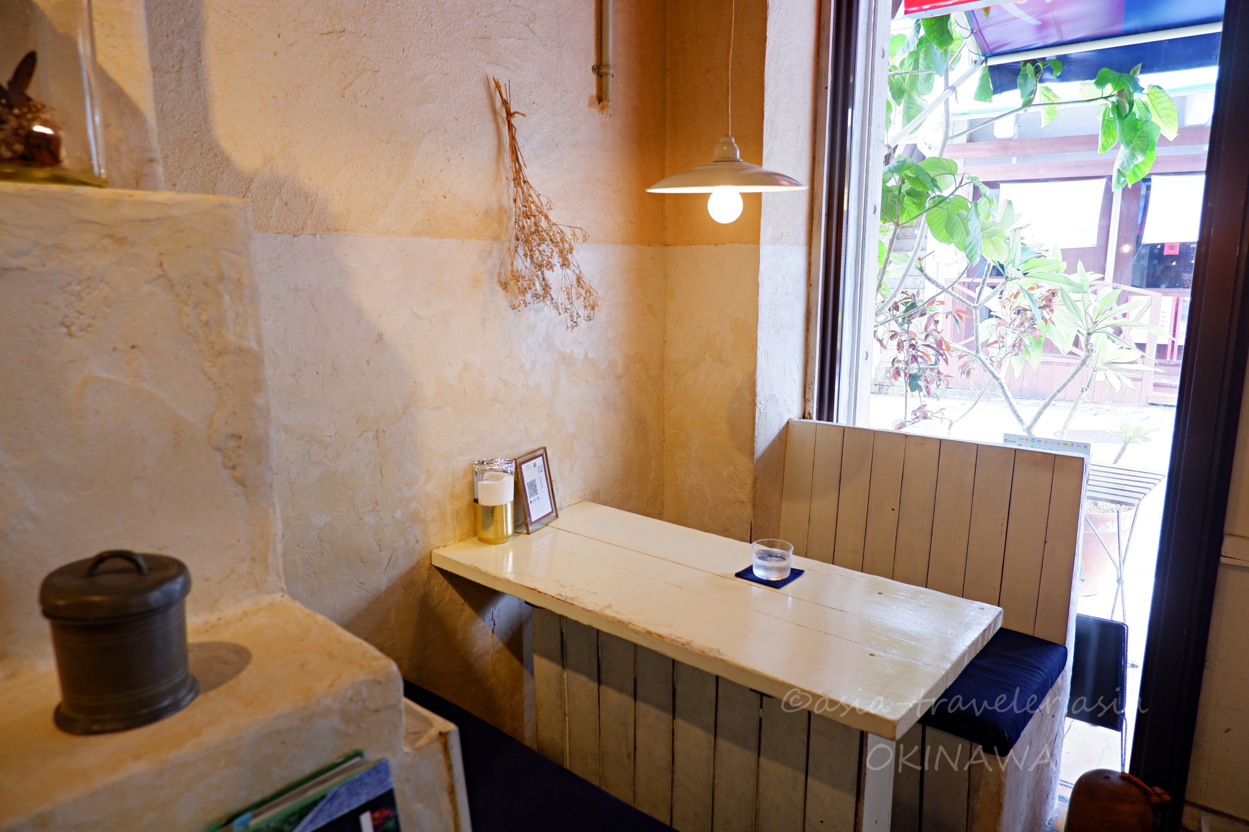 那覇カフネのレトロな白壁と木製テーブル席