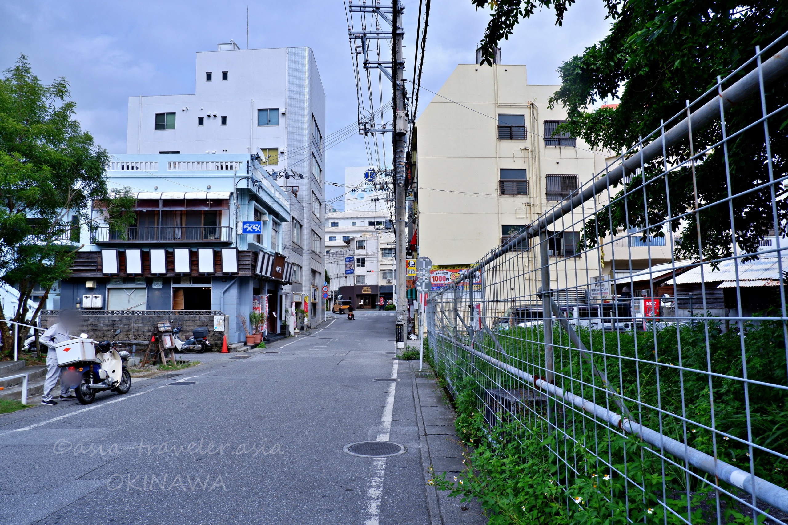 那覇・ニューパラダイス通りの路地と周辺ビル群