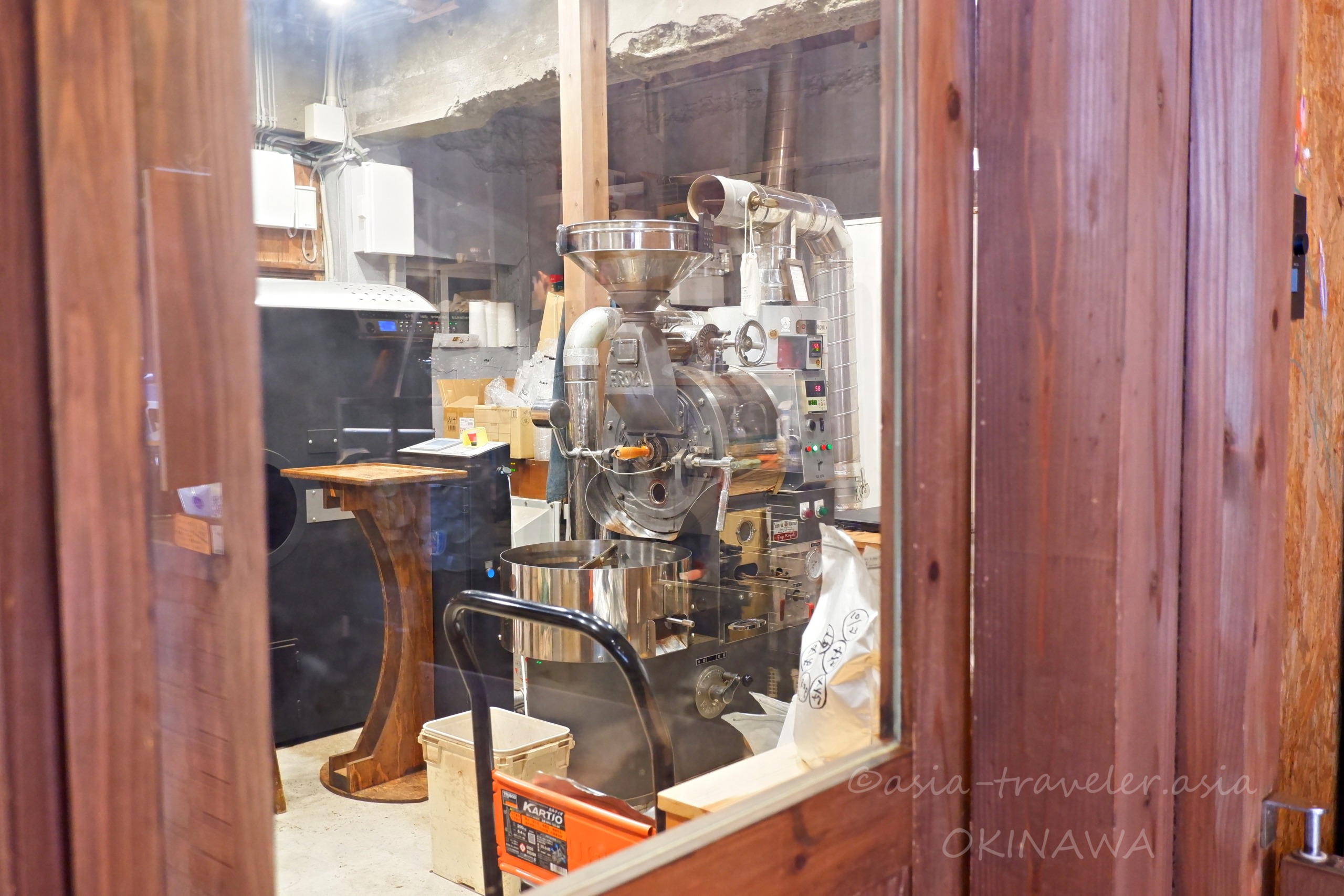 COFFEE potohotoの焙煎室に置かれた業務用コーヒー焙煎機