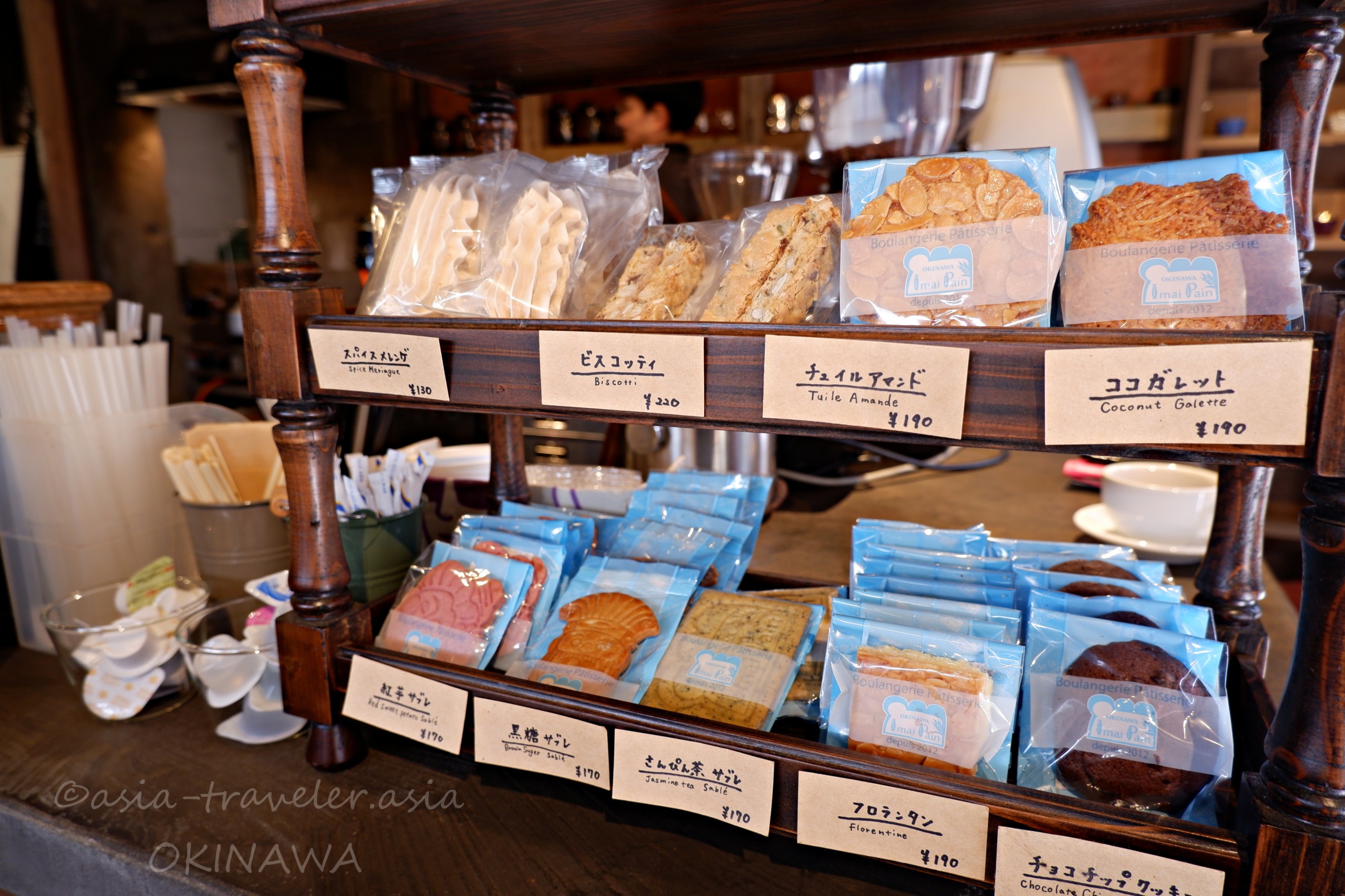 COFFEE potohotoカウンターに並ぶビスコッティやサブレなどの焼き菓子