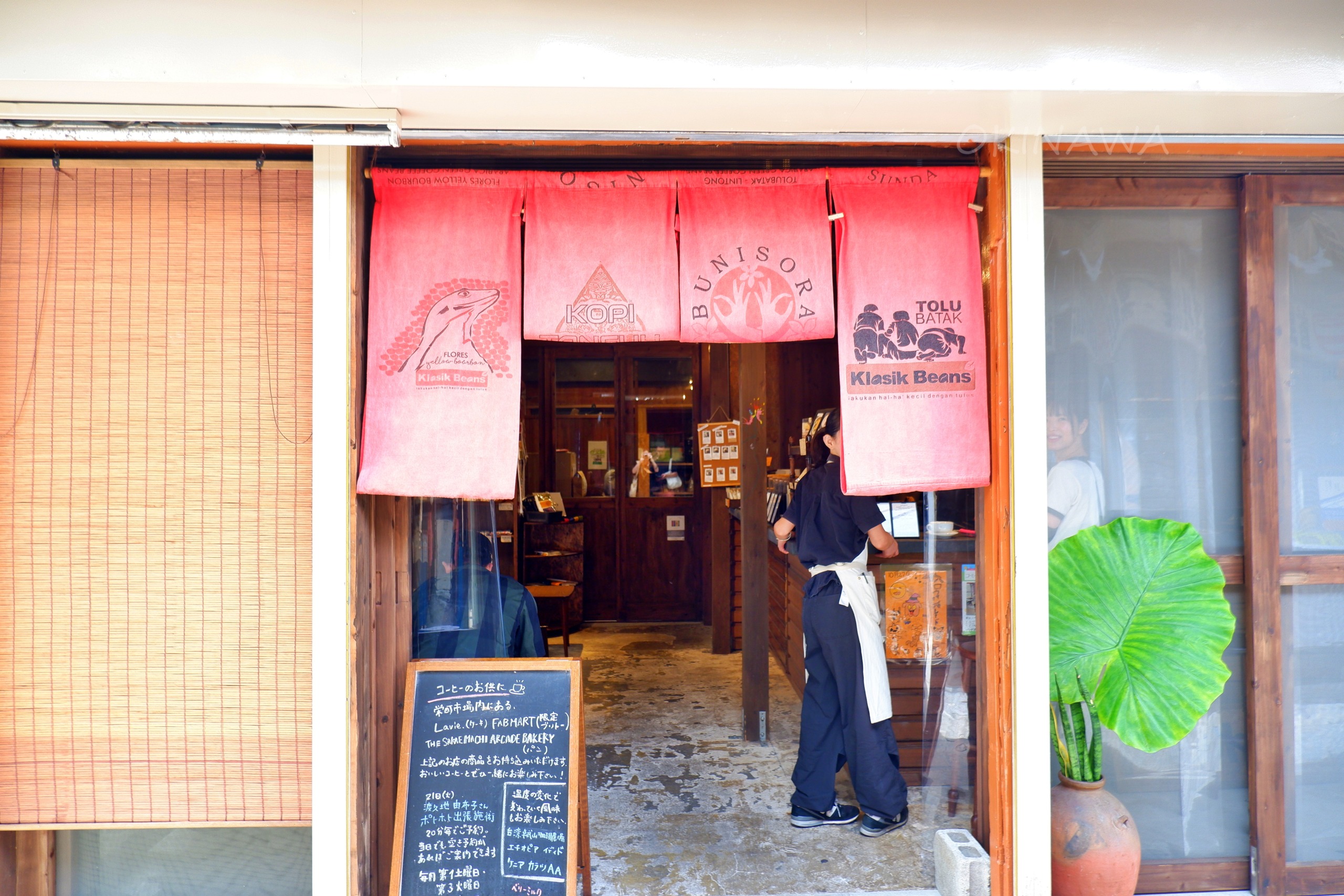 栄町市場のCOFFEE potohoto店頭に掲げられた赤い暖簾