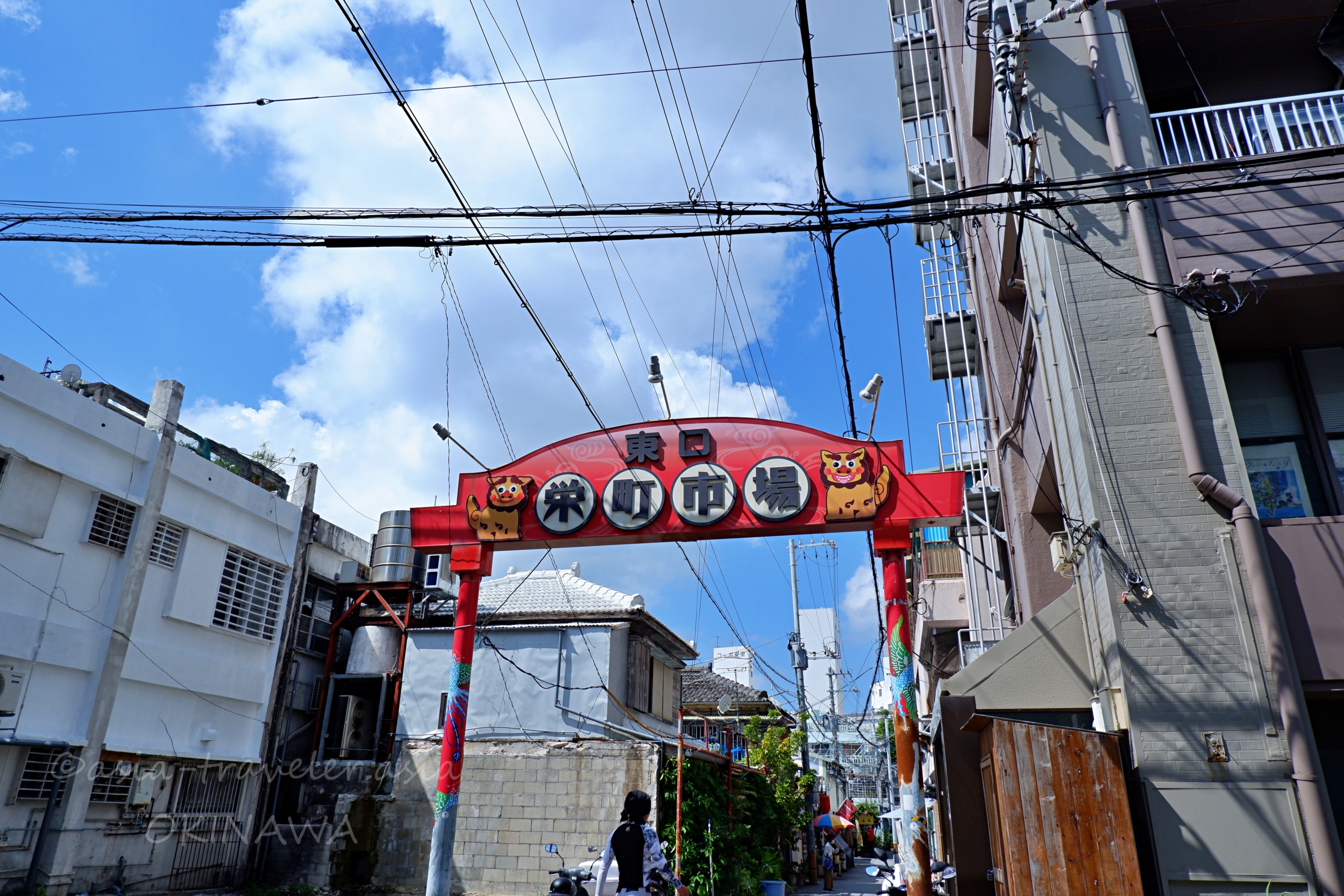 那覇・栄町市場東口の赤いアーチ看板