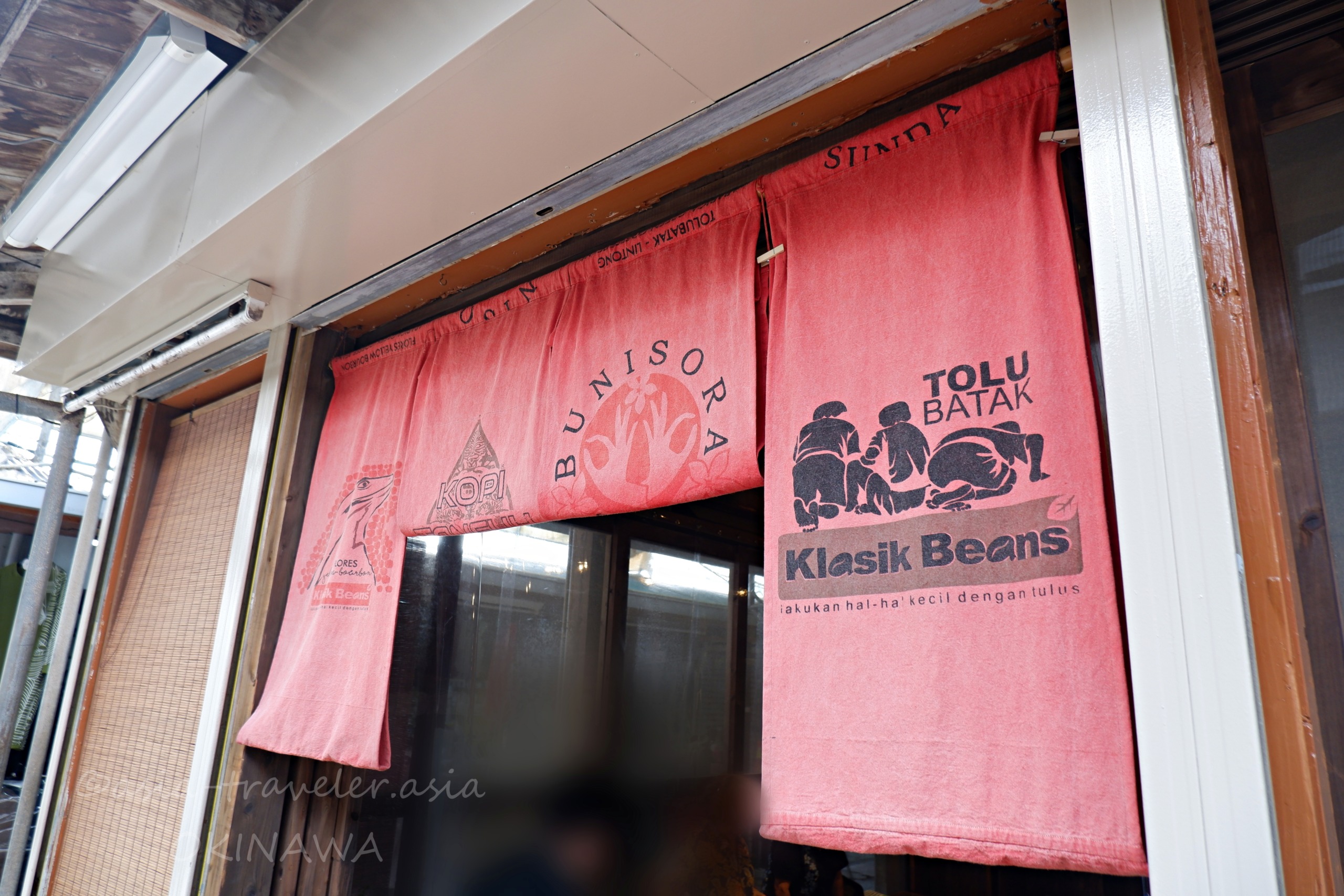 BUNISORA・Klasik Beansのロゴが並ぶ赤い暖簾