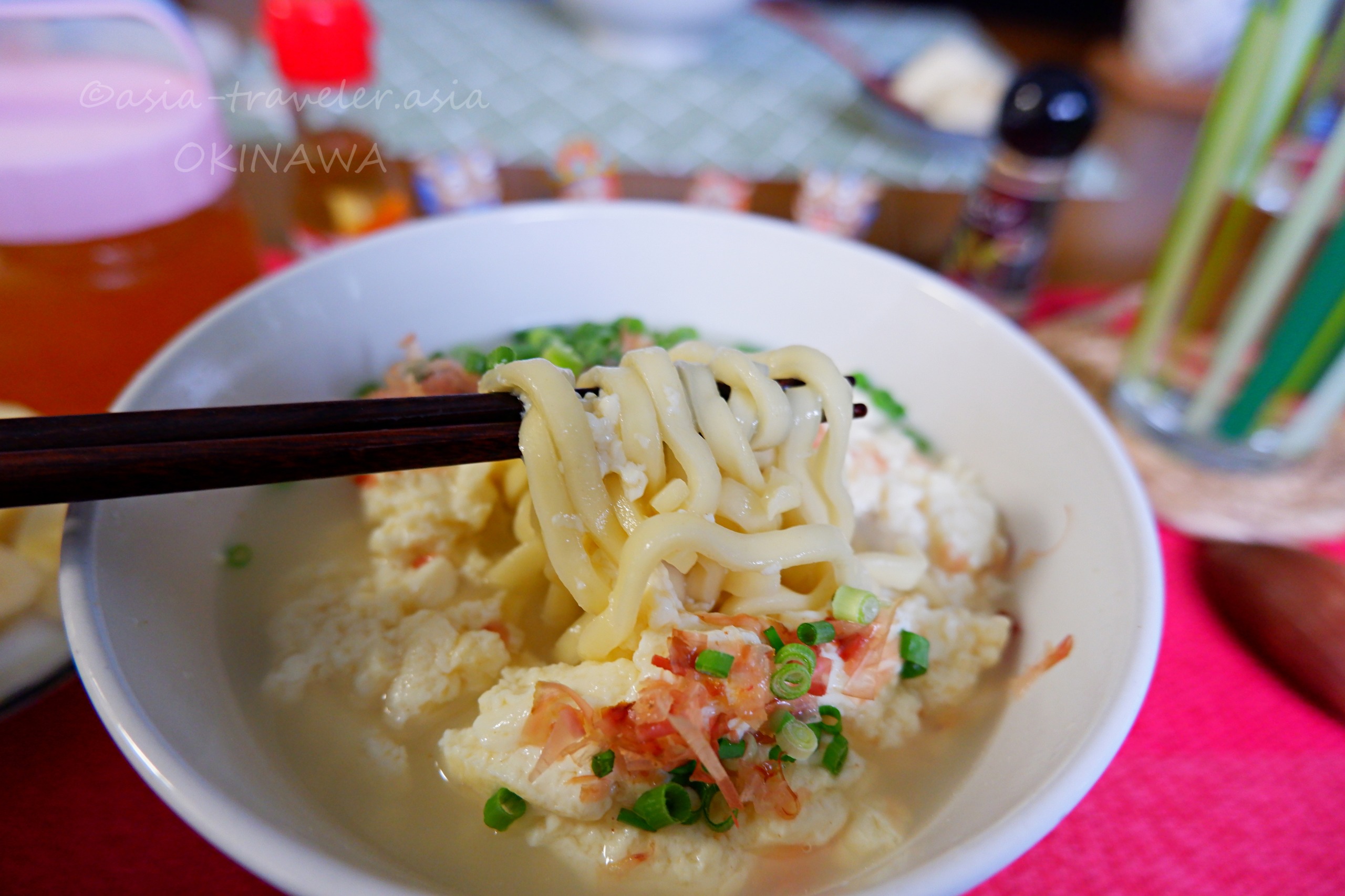 箸で持ち上げた自家製ゆし豆腐そばの平麺