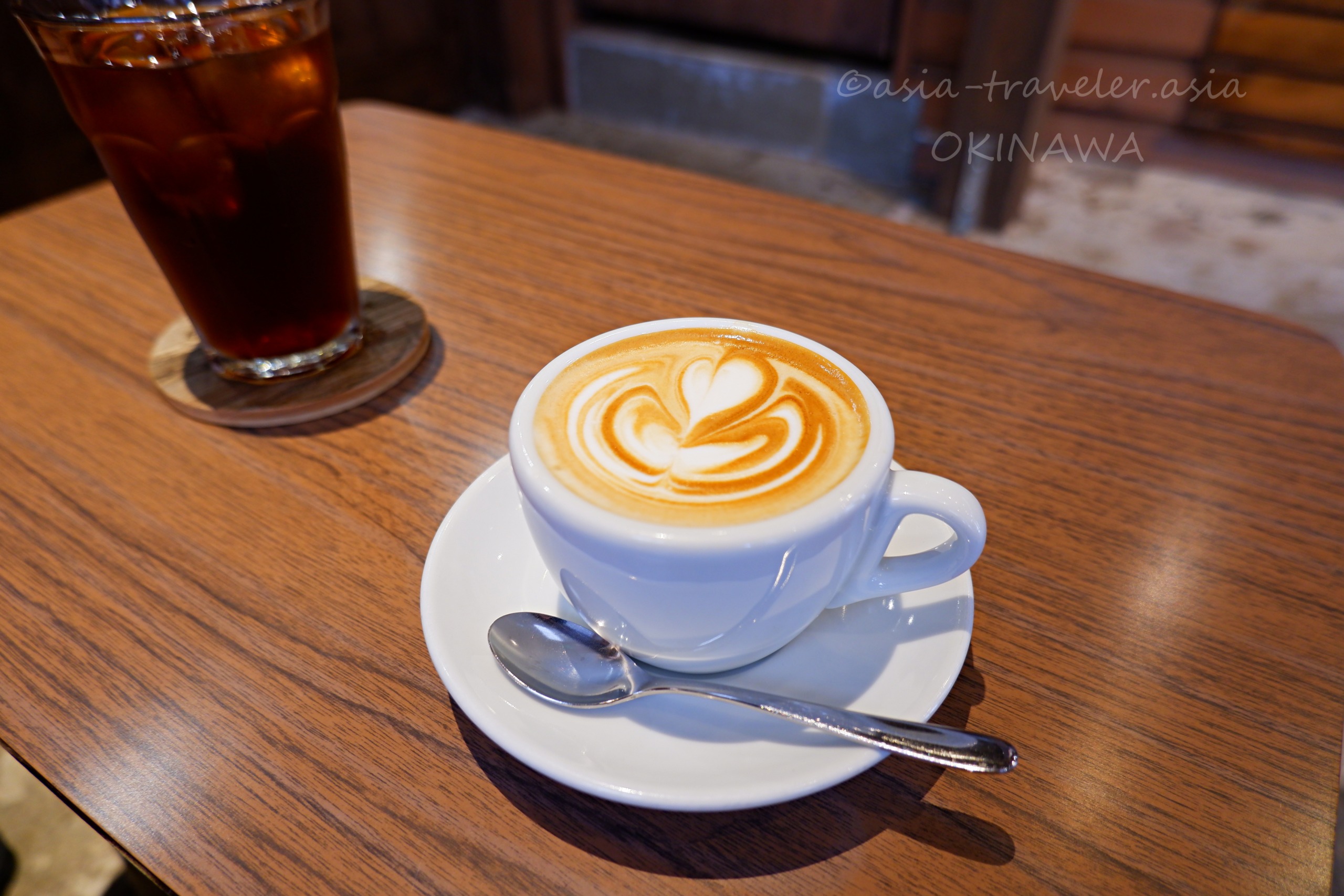 那覇・栄町市場のCOFFEE potohotoで供されるラテアート入りカプチーノ