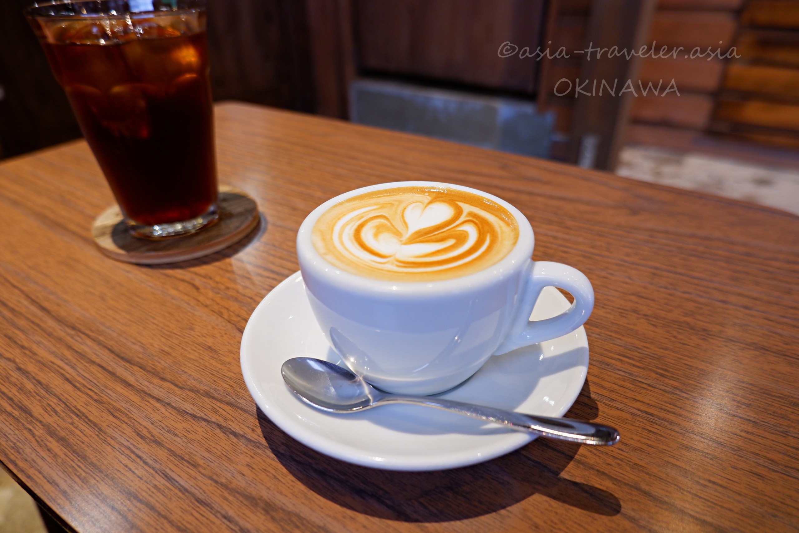 那覇・栄町市場のCOFFEE potohotoで提供されるラテアート入りカプチーノ