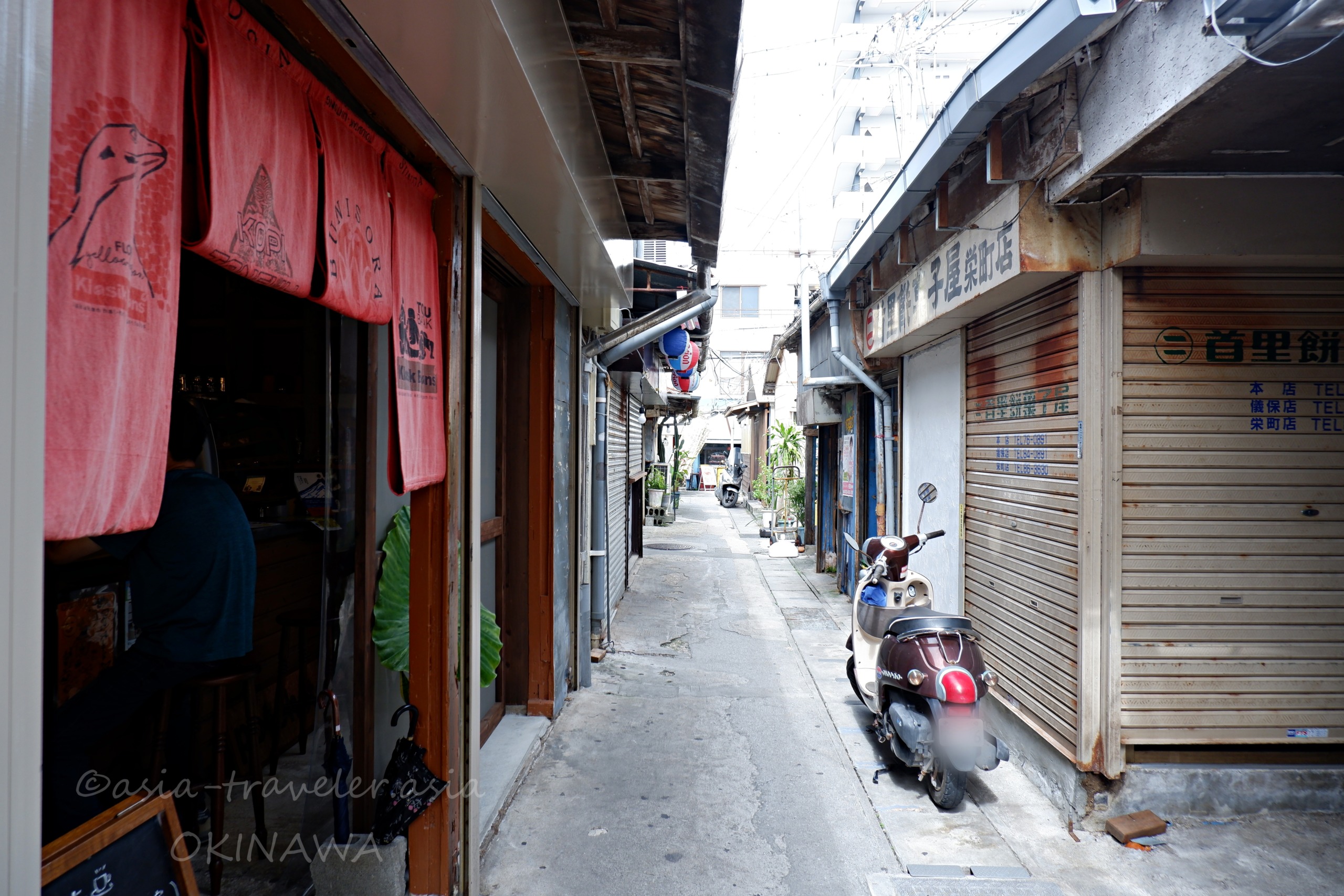 栄町市場の路地に佇むCOFFEE potohoto入口
