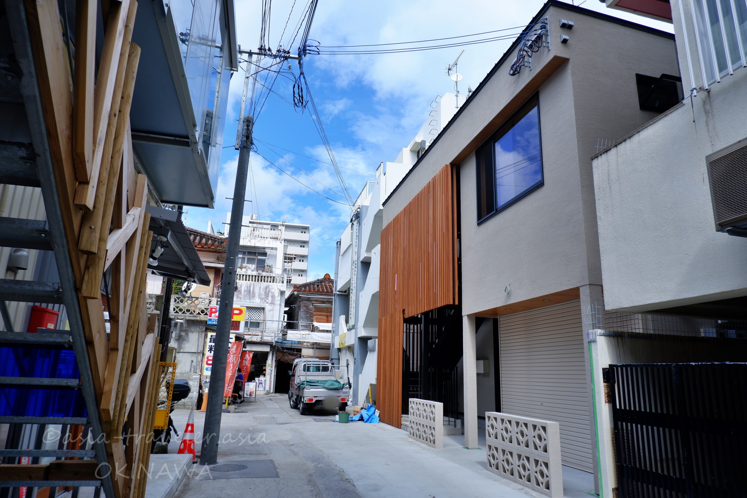 那覇・栄町エリアの新旧混在する路地と建物