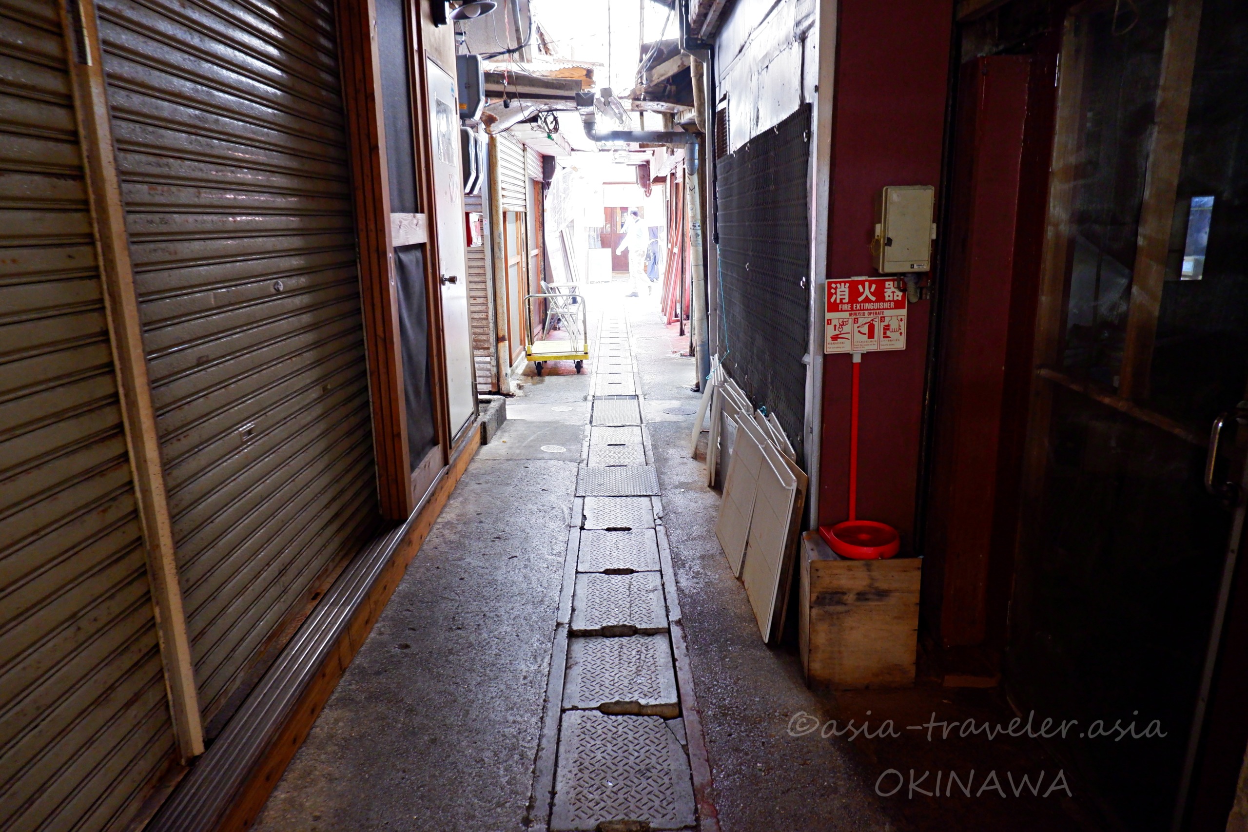 那覇・栄町市場内の細い路地