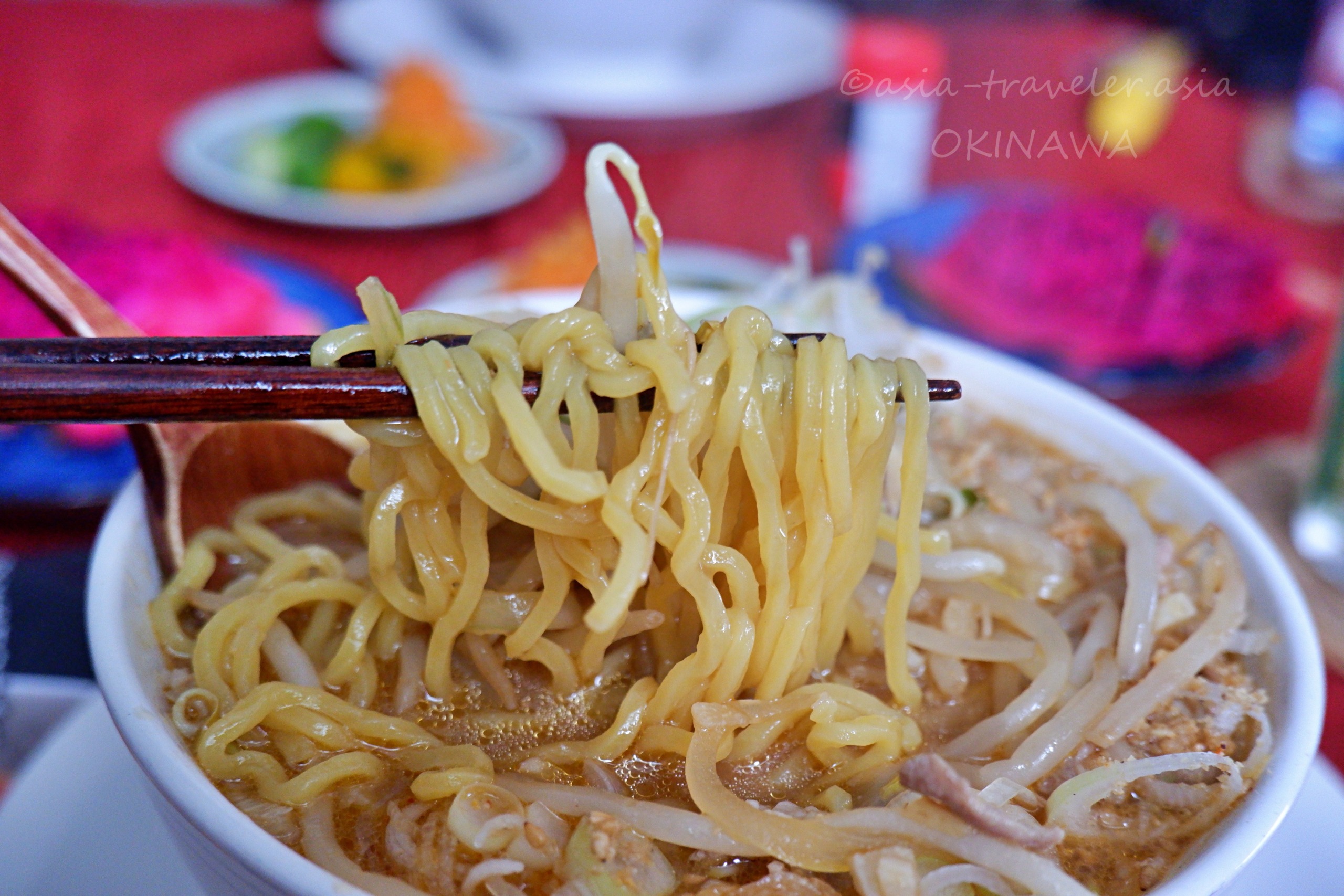 箸で持ち上げた菊水チルド麺のアップ