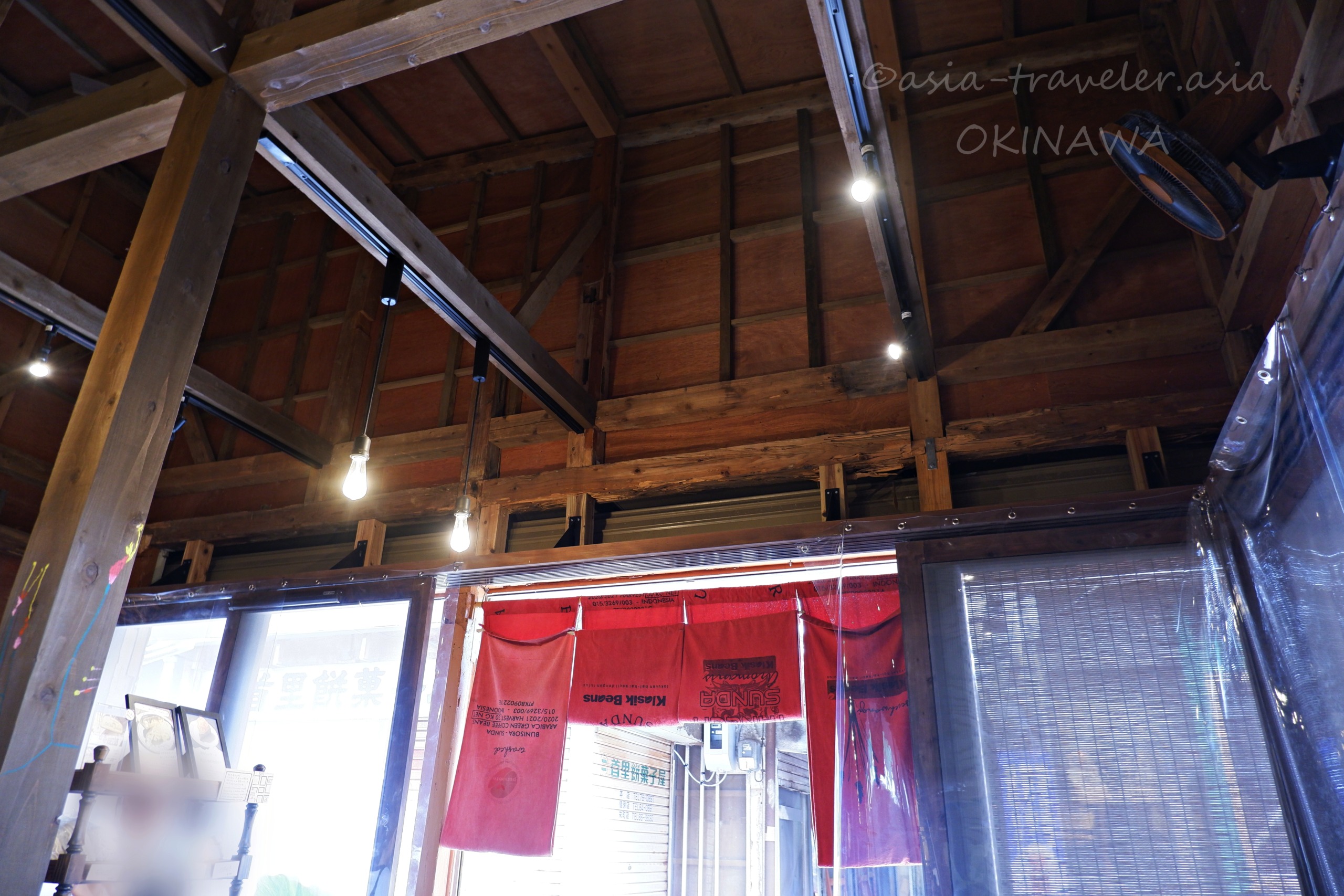 COFFEE potohotoの高い木造天井と赤い暖簾が印象的な店内