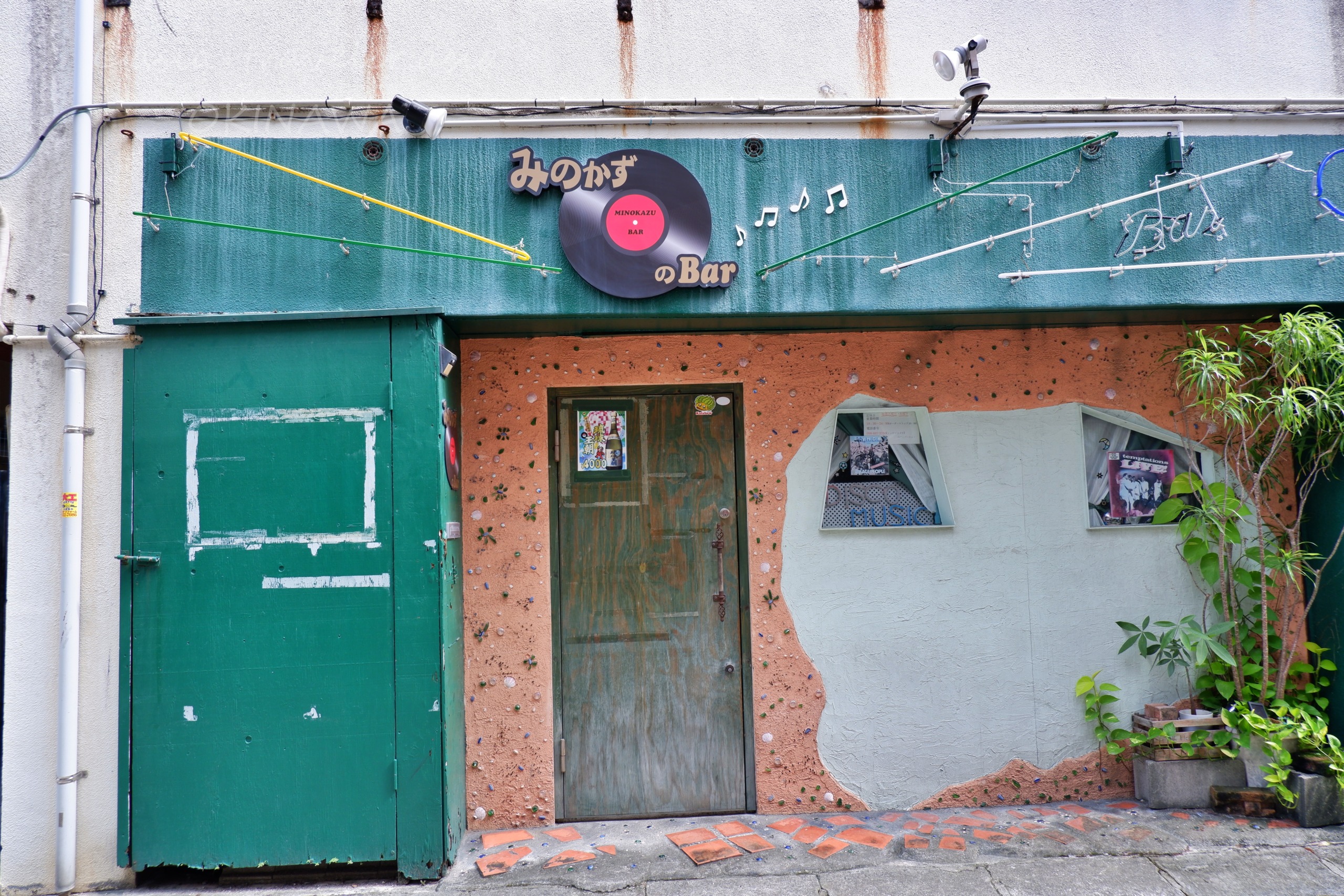 那覇・栄町市場の「みのかずのBar」レコード看板の外観
