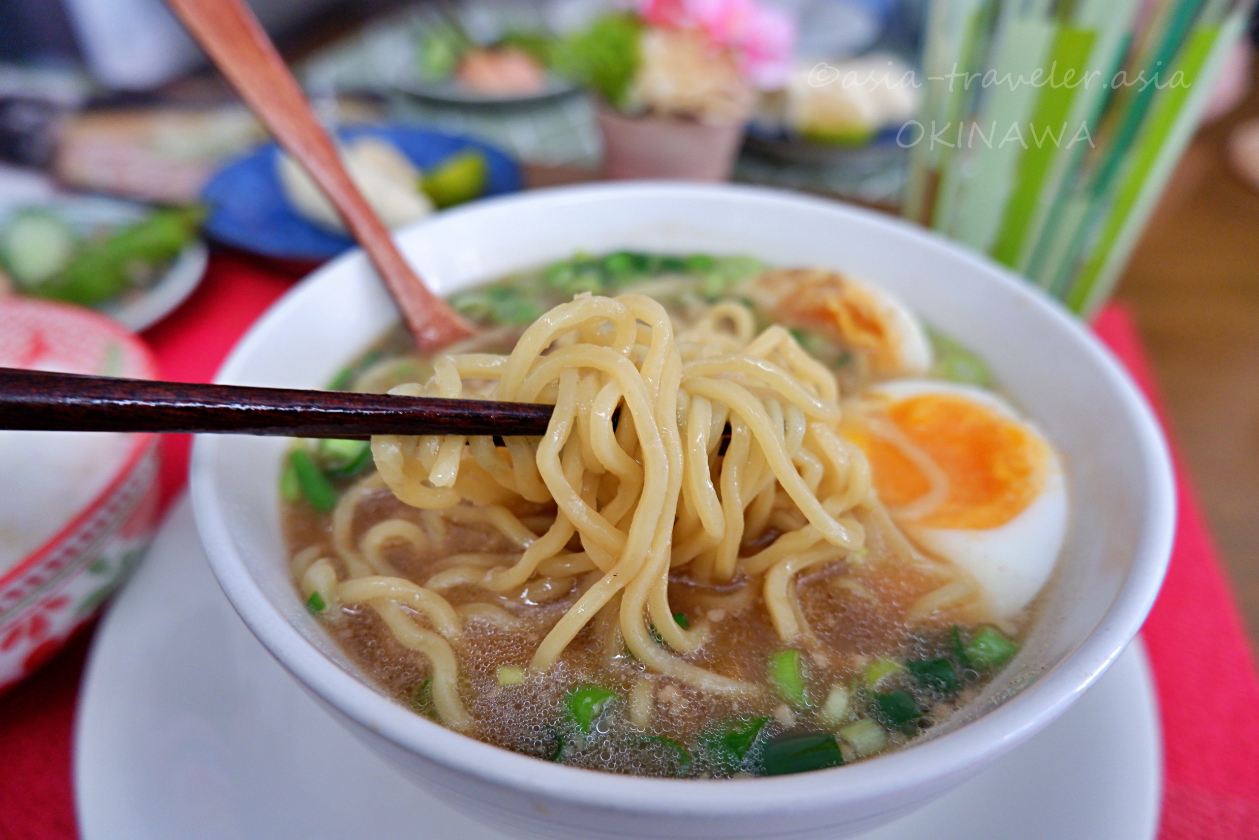 菊水チルド麺で作った純連風札幌ラーメンを箸でリフト