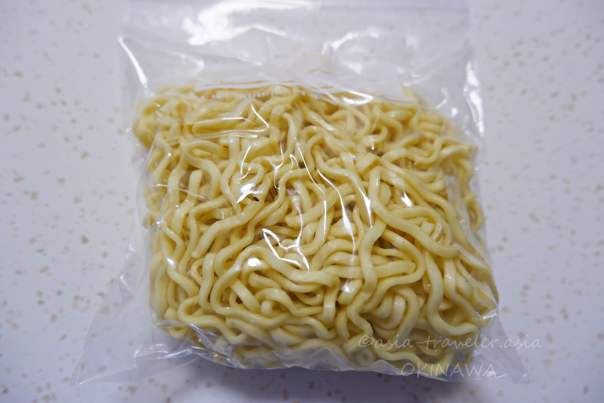 照喜名製麺所の中太縮れ麺がビニール袋に入った沖縄そば生麺