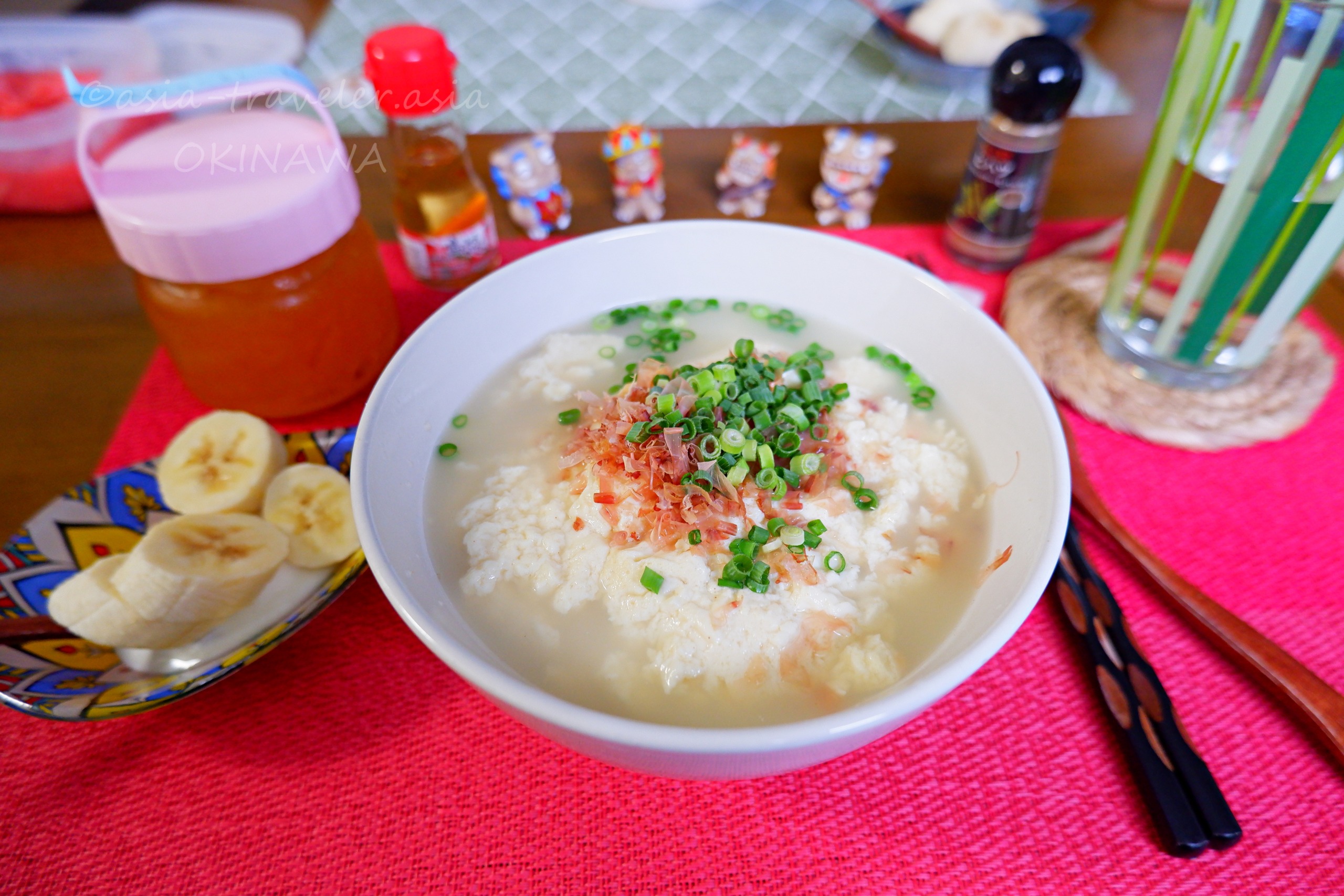 沖縄産ゆし豆腐そばに鰹節とネギをトッピング