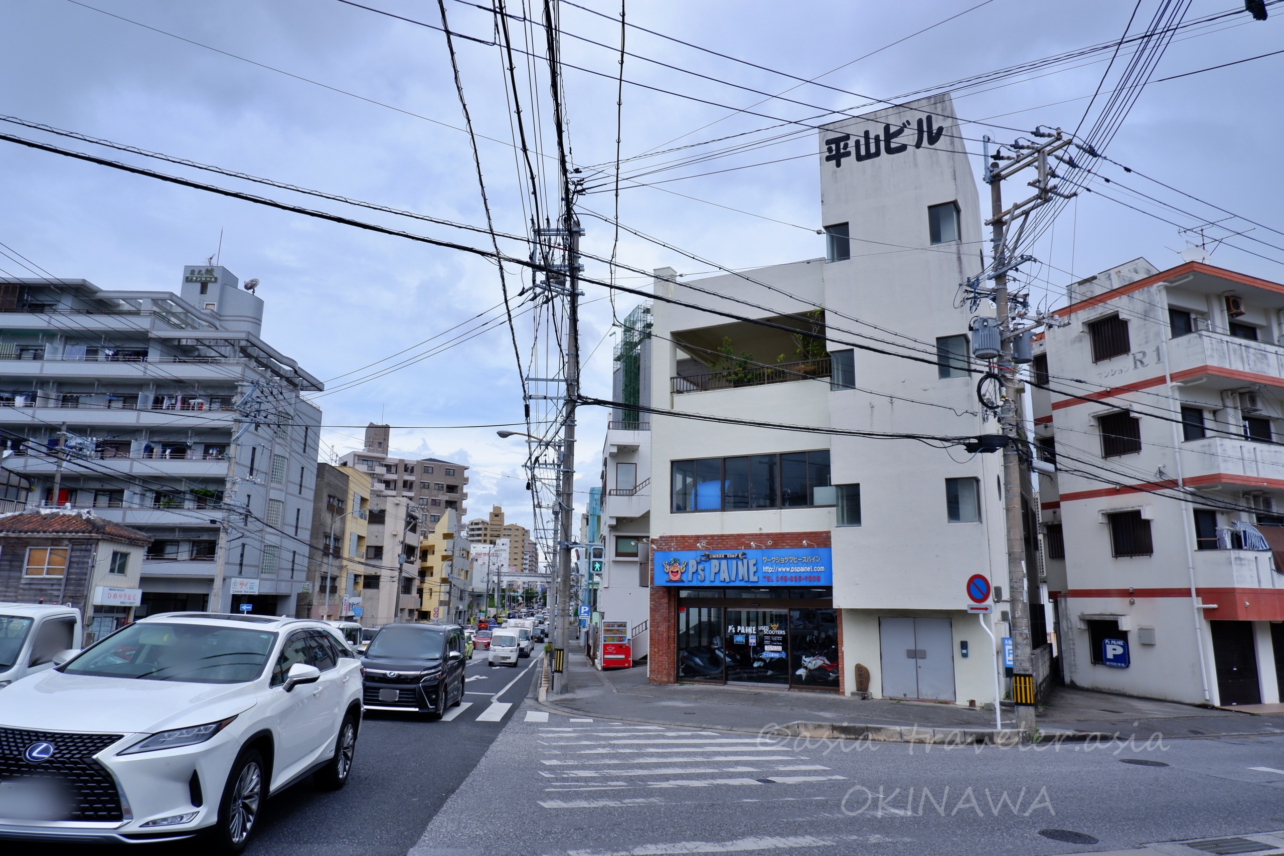 那覇・平山ビル付近の交差点と街並み
