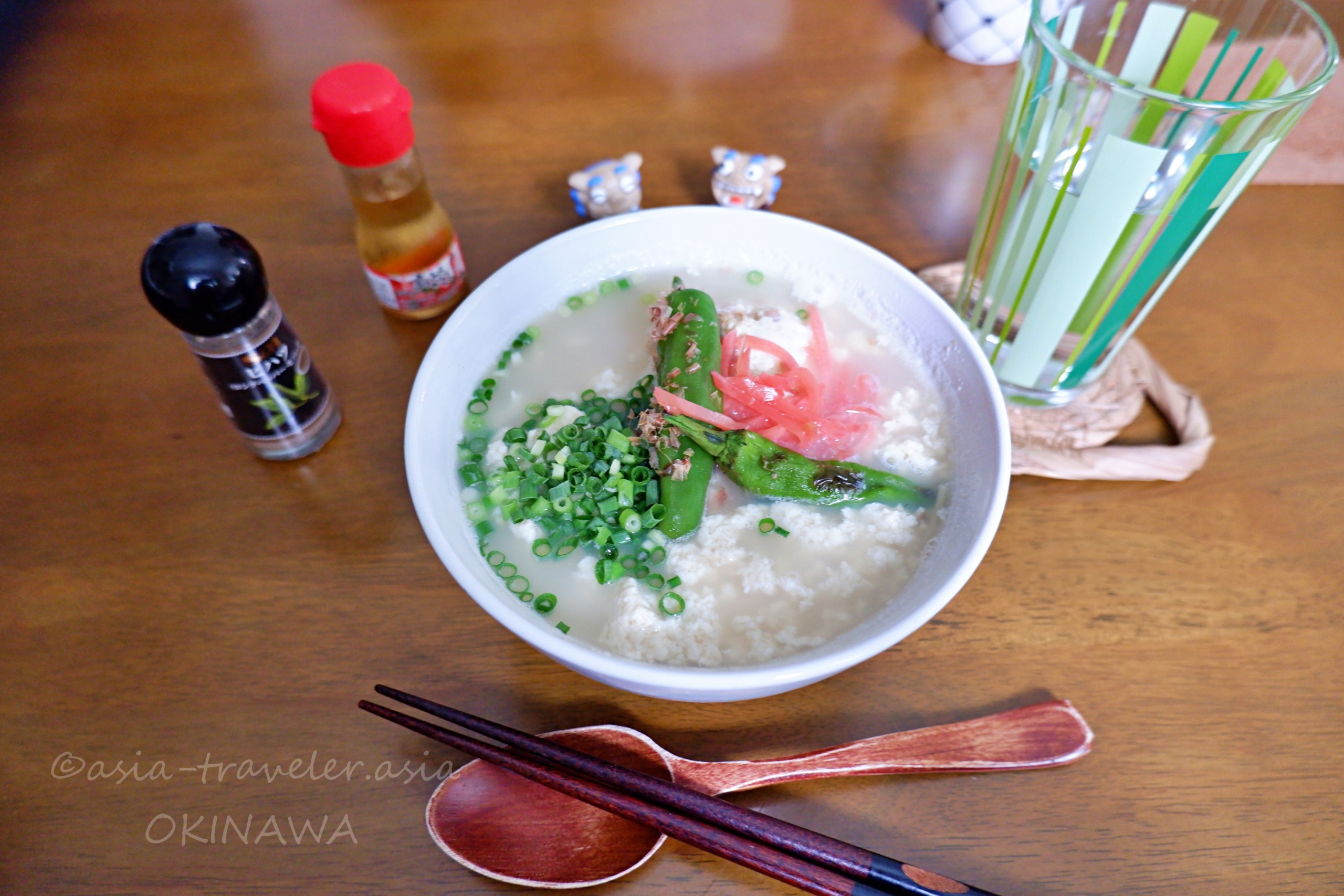 獅子唐と紅生姜をトッピングしたゆし豆腐そば