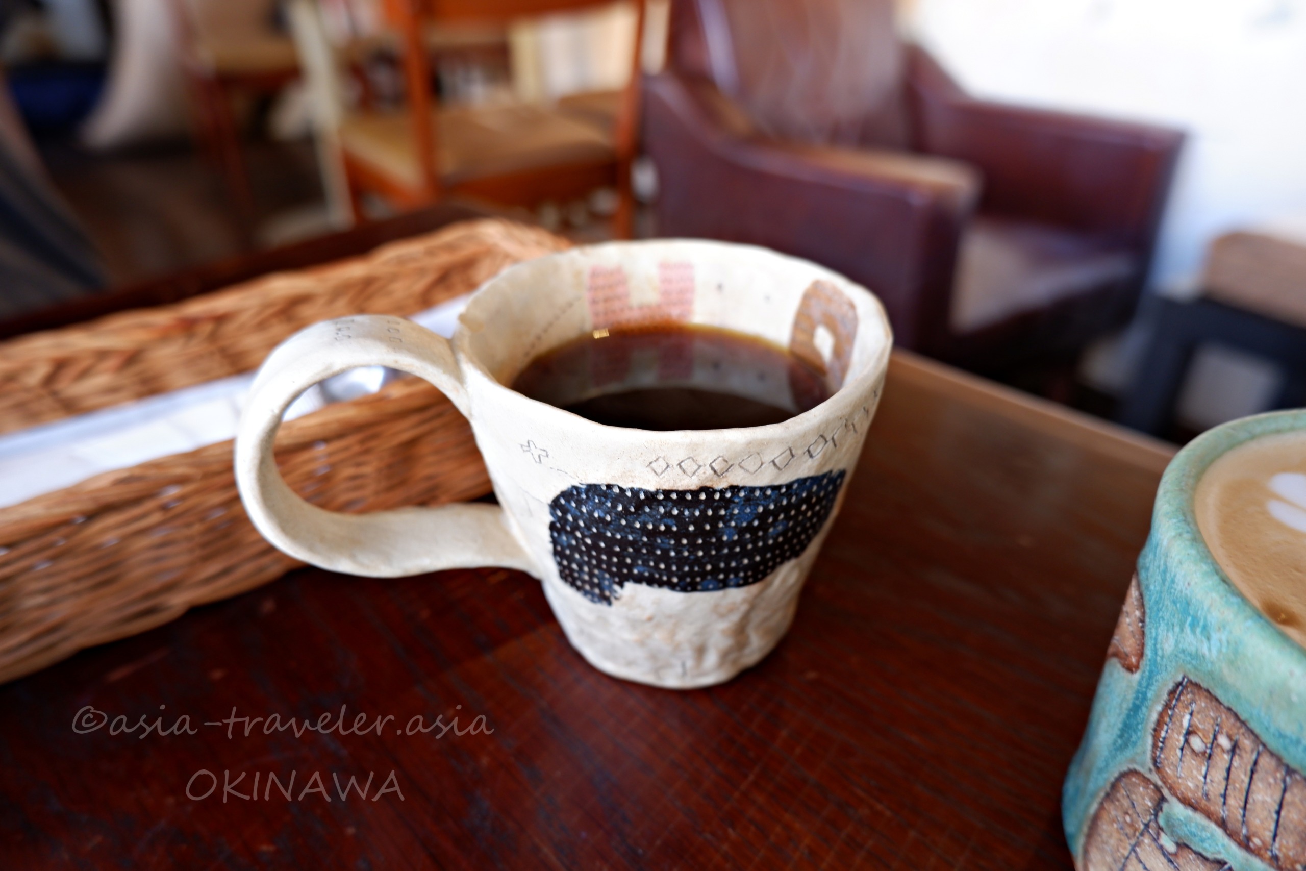 たそかれ珈琲の手作り感ある個性的な陶器マグカップのブラックコーヒー