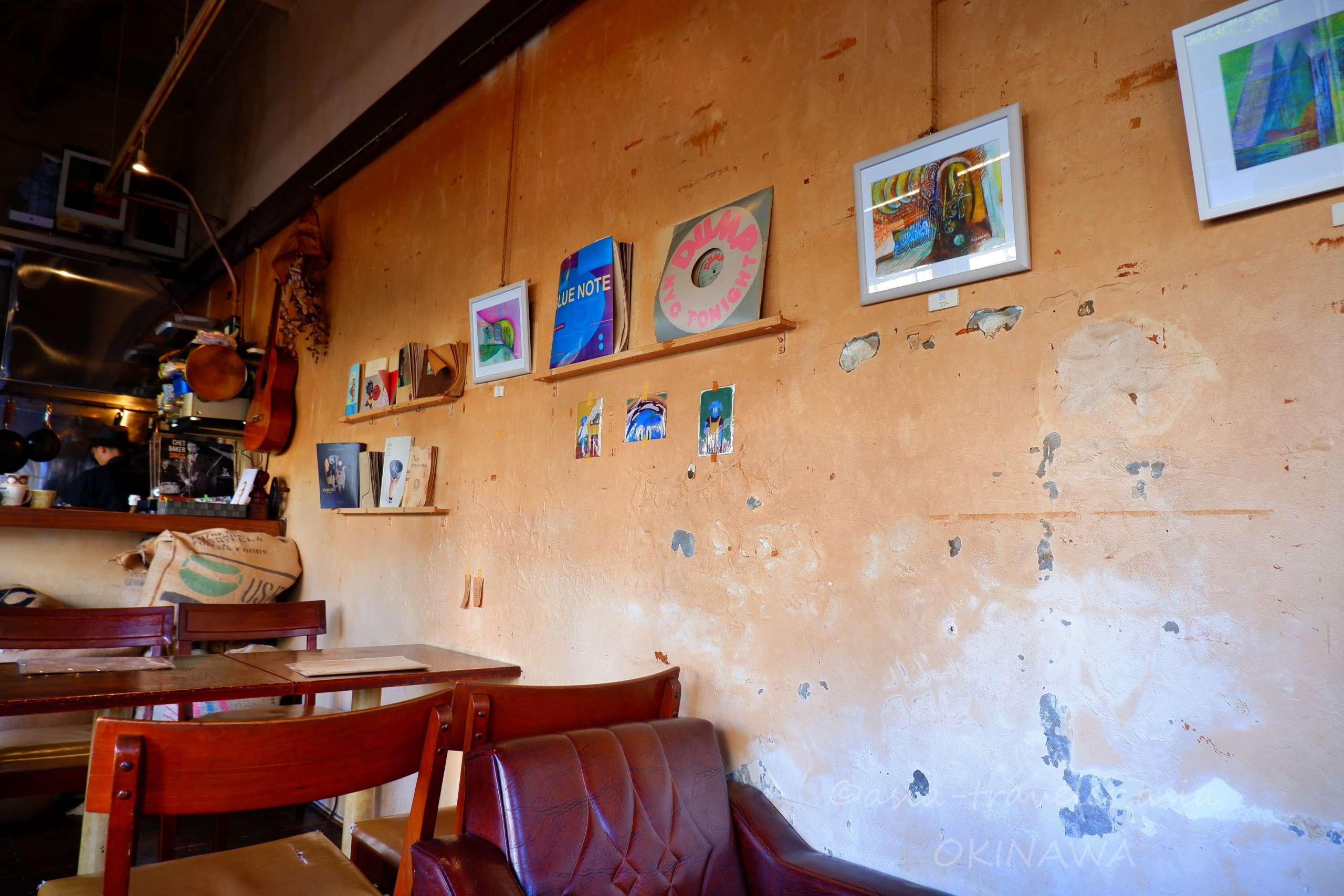 たそかれ珈琲の珈琲色の壁とレコードが飾られたジャズ漂う店内