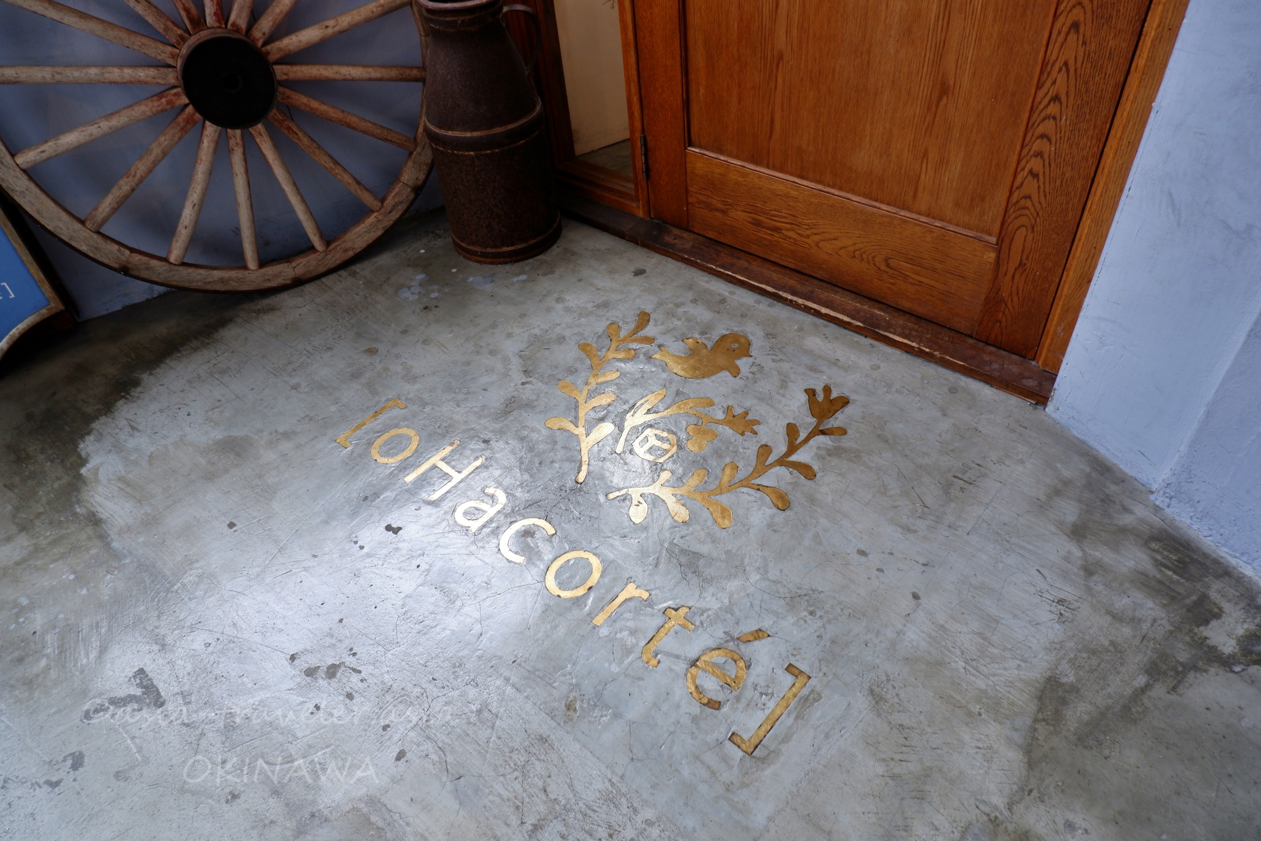 オハコルテベーカリー入口の床に刻まれたゴールドのロゴ