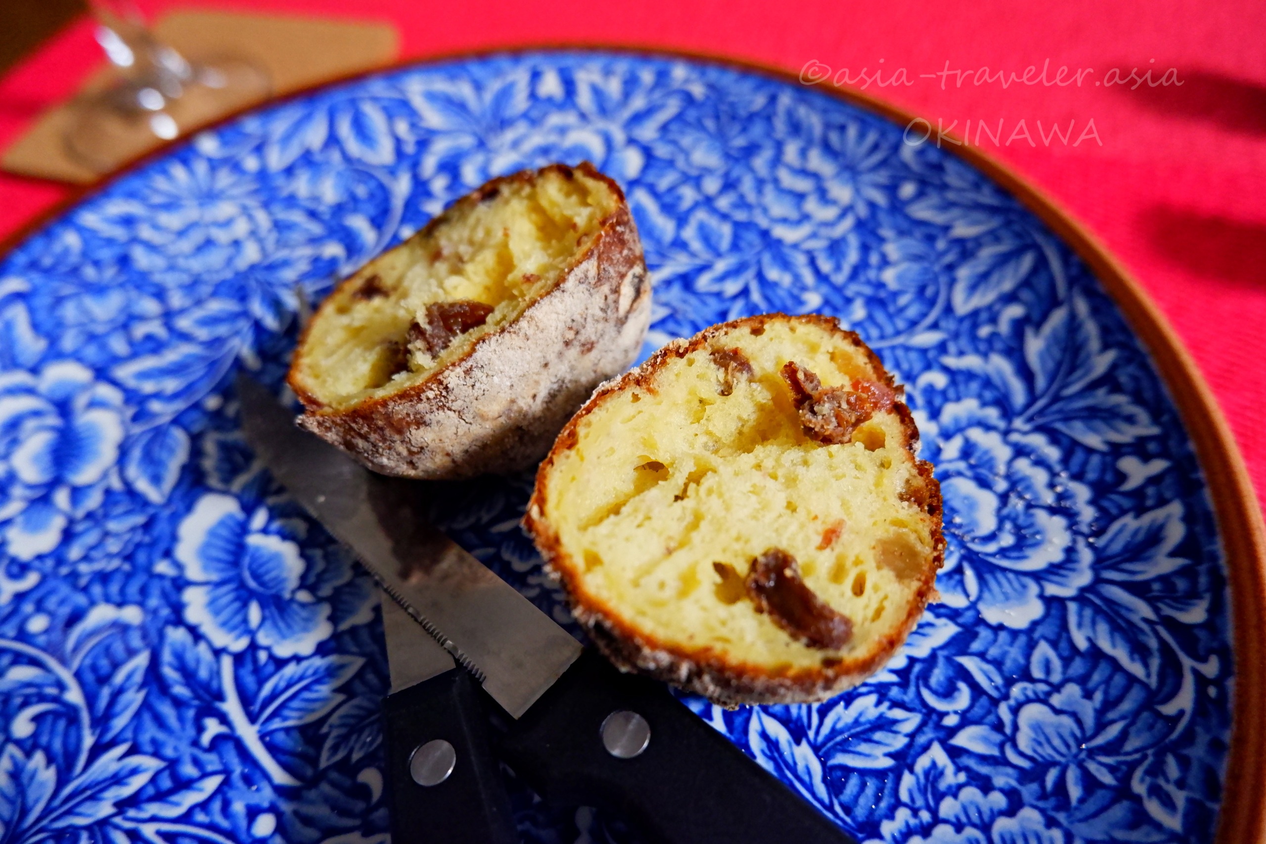 半分に切られたオリーボーレンの断面・青絵皿盛り