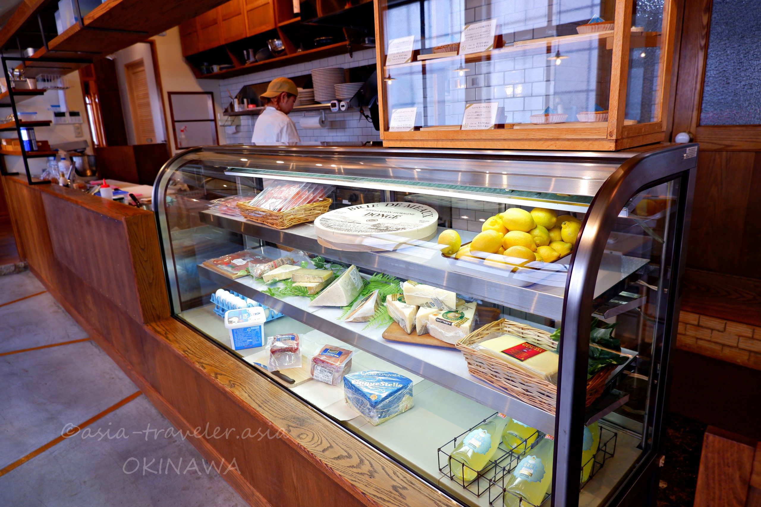 オハコルテベーカリーのチーズ・フルーツが並ぶガラスショーケース