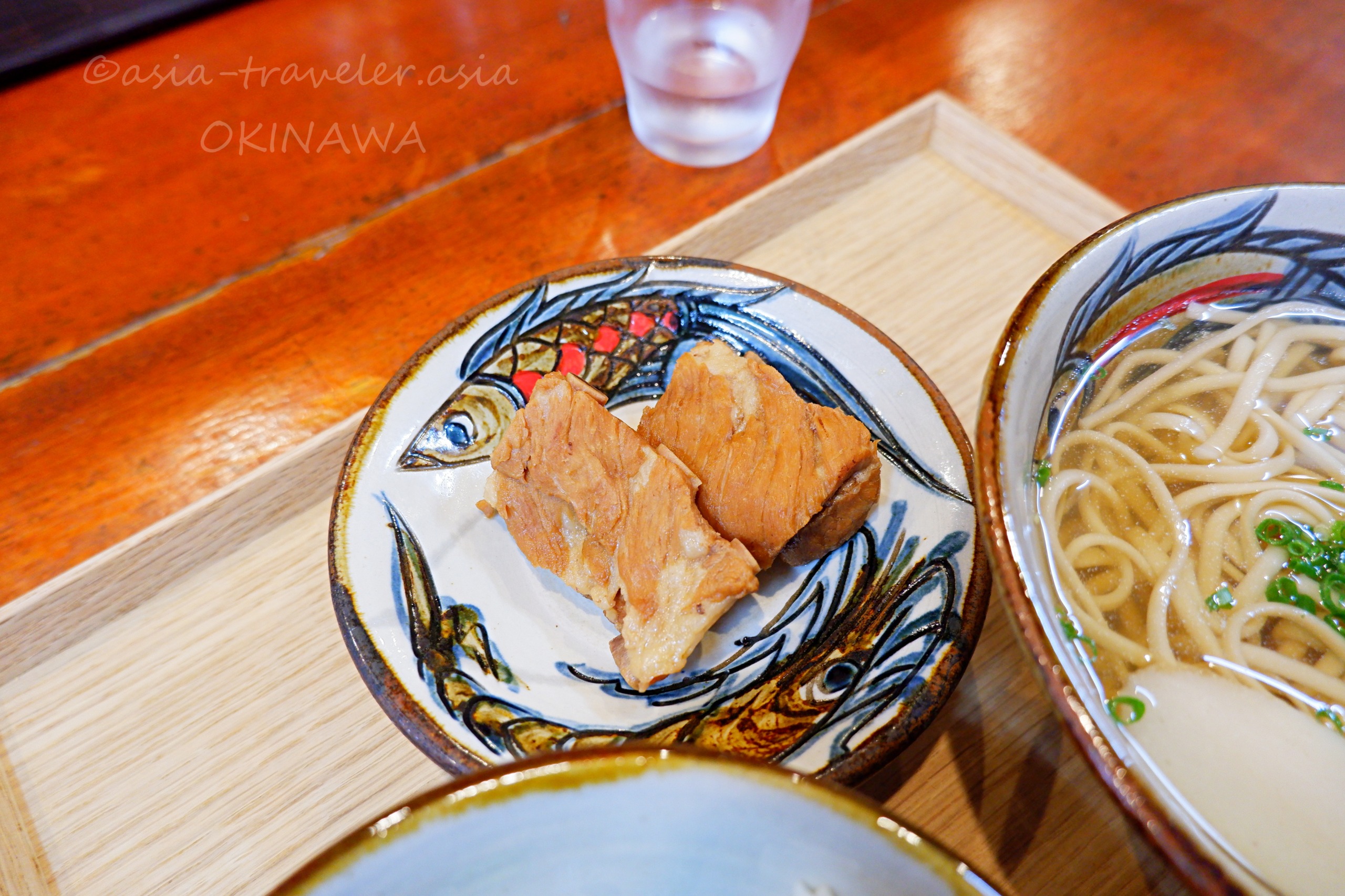 とらや三枚肉の別盛り・琉球絵柄の小皿