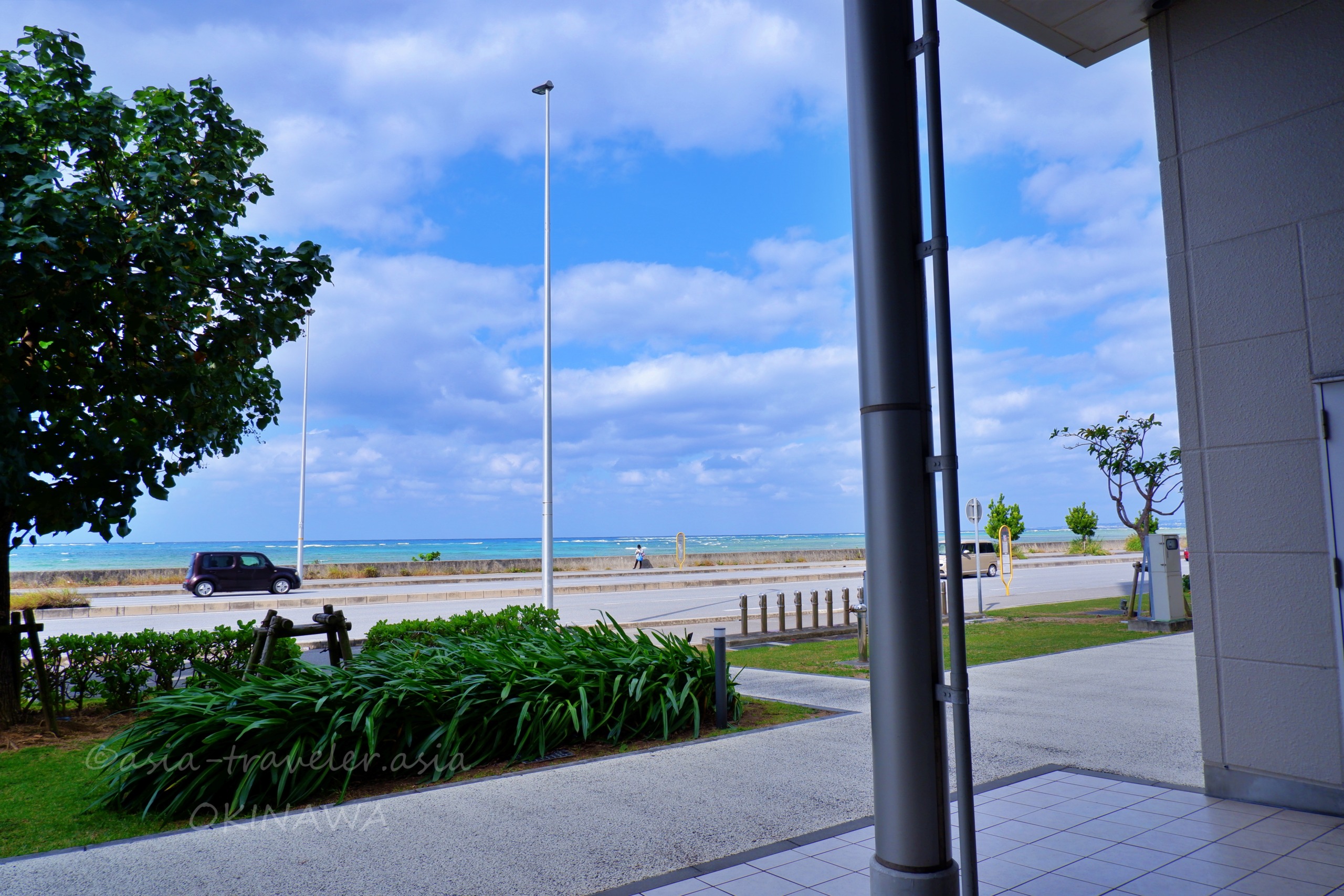 浦添パルコシティ前の国道越しに広がるエメラルドブルーの沖縄海岸