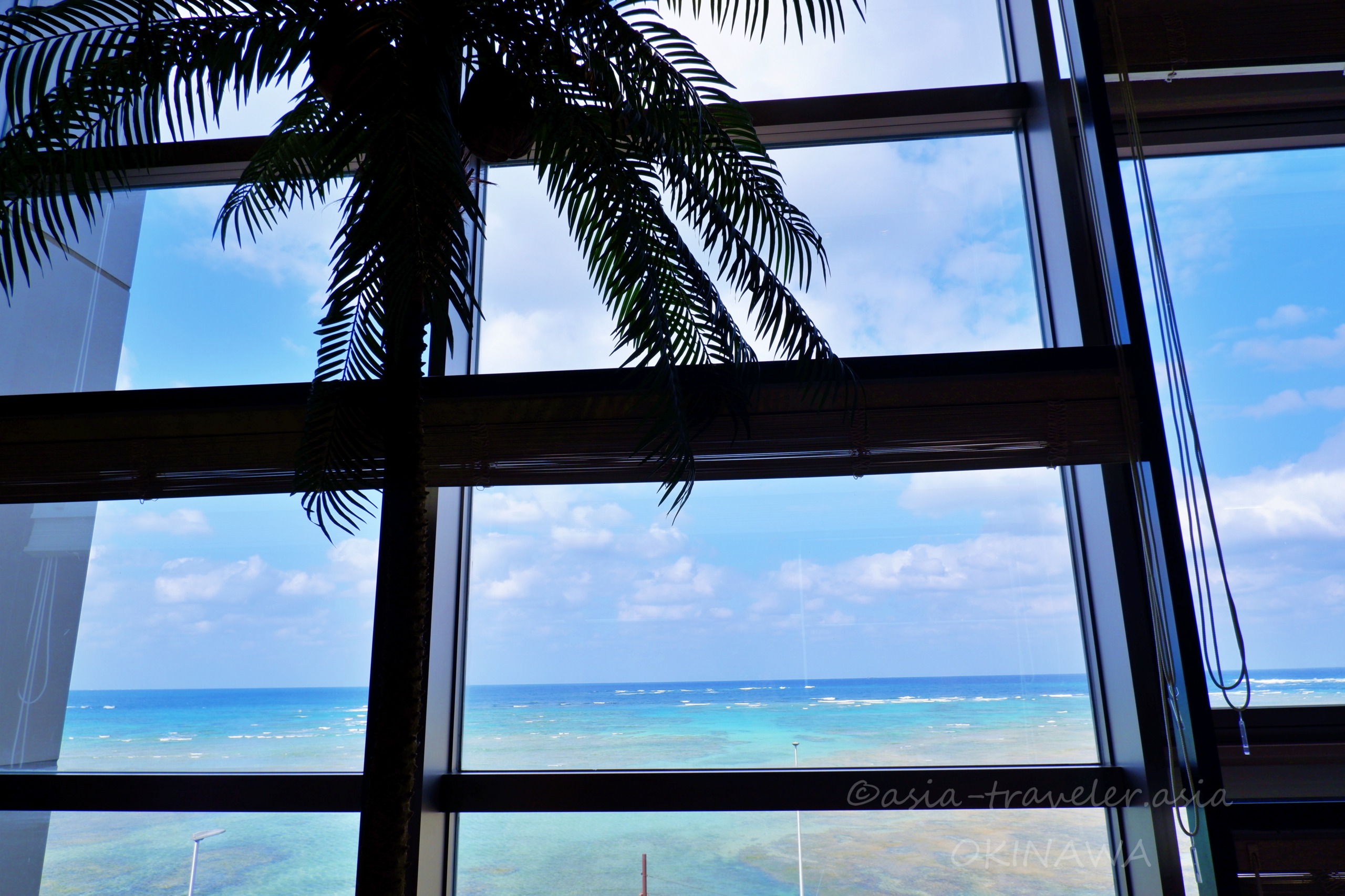 叙々苑浦添店の大窓越しに広がる沖縄の青いサンゴ礁の海