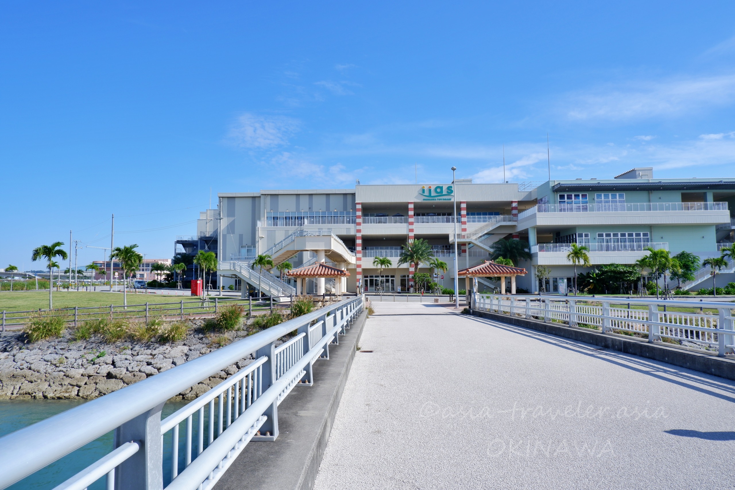 イーアス沖縄豊崎の外観と海沿いのアプローチ